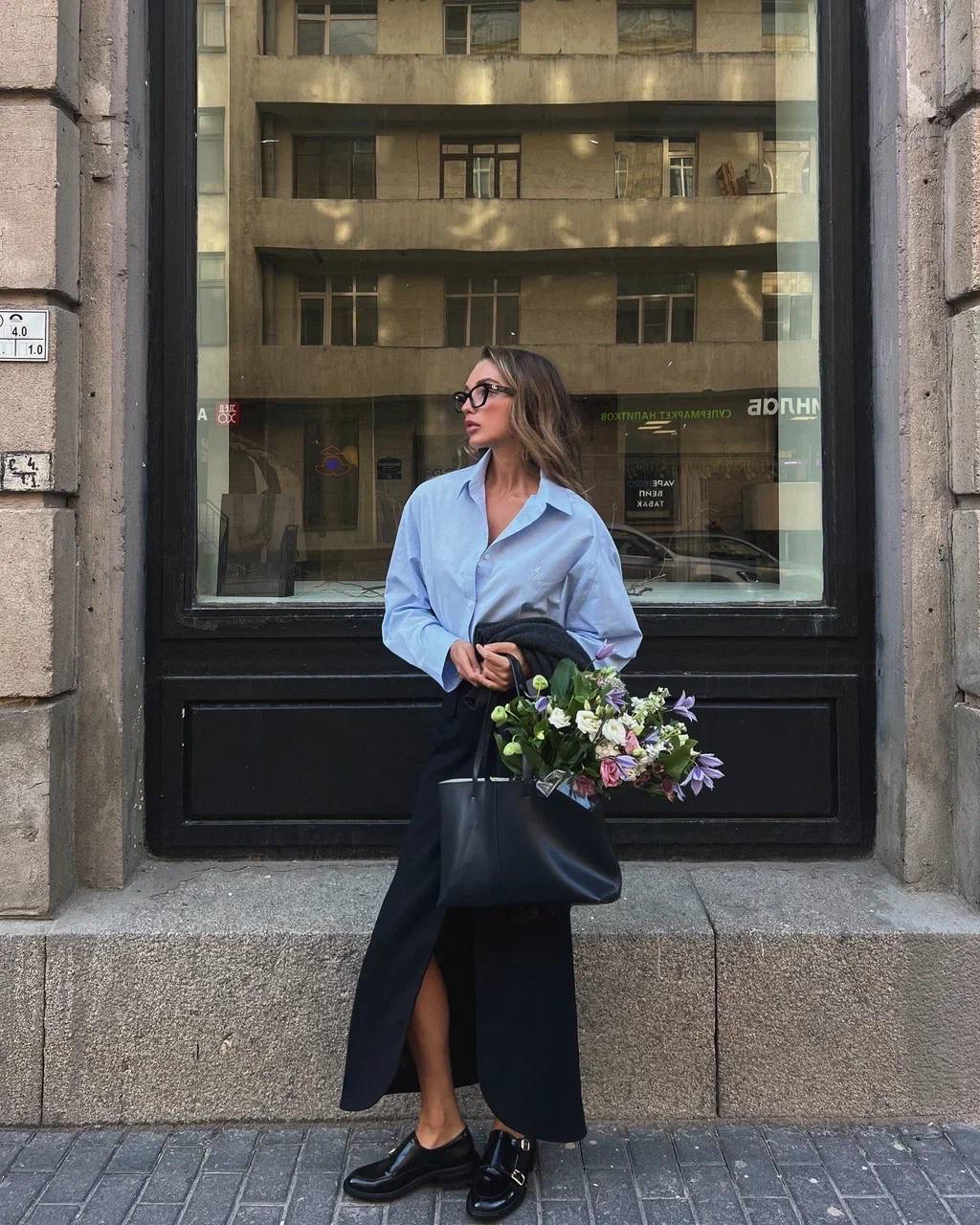 С зимой все понятно и хочется весны? Первый шаг ей навстречу — этот образ Aim clo, как у Елены.

Свободная рубашка цвета ясного неба, костюмная макси и джемпер оттенка асфальта, с которого сошел снег.
А если добавить в образ плотные колготки, можно начать носить его уже сейчас.
