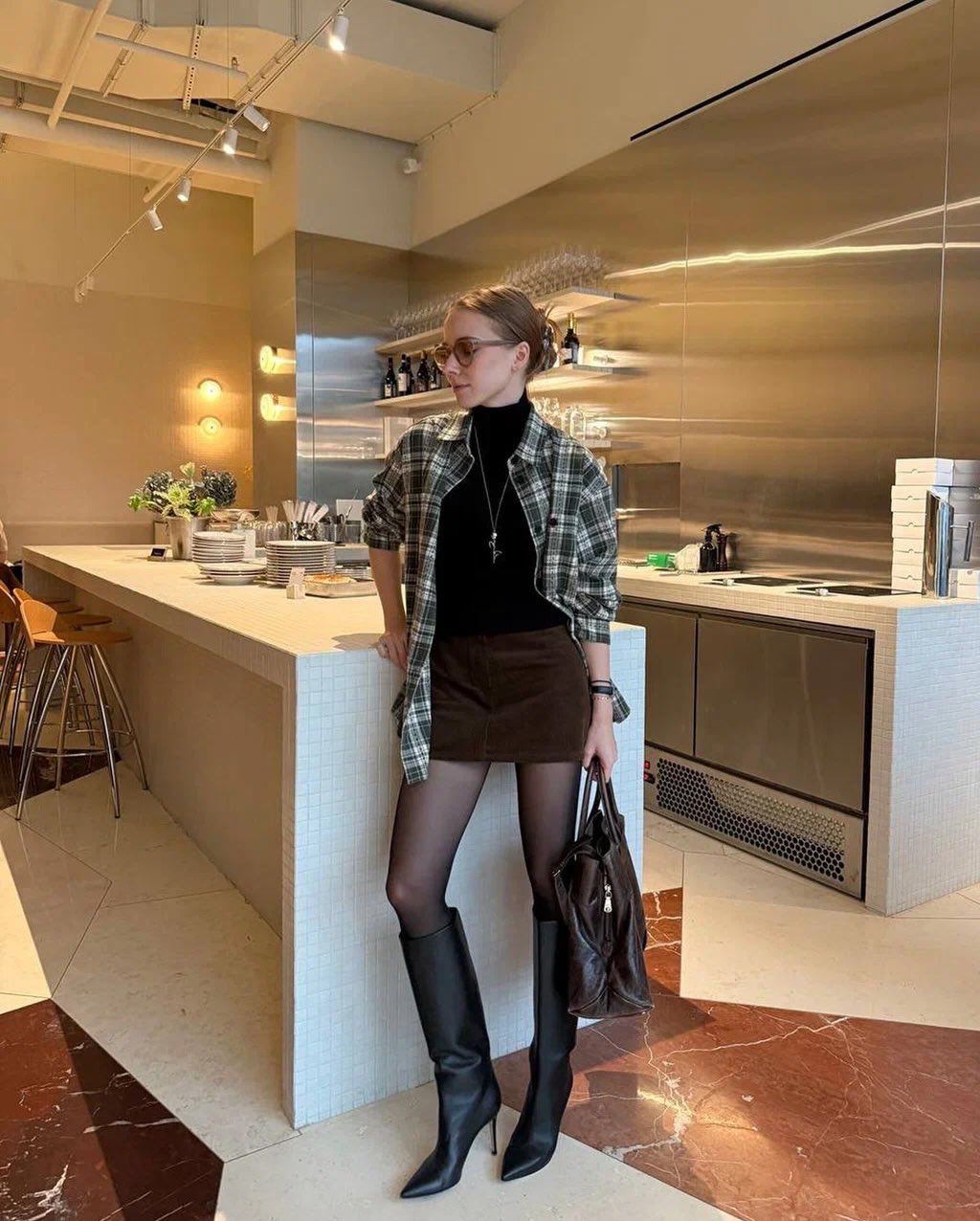 Образ дня: за сезонным латте в любимую кофейню.

Фланелевая рубашка в клетку, трикотажный топ с воротником-стойкой и мини из вельвета.