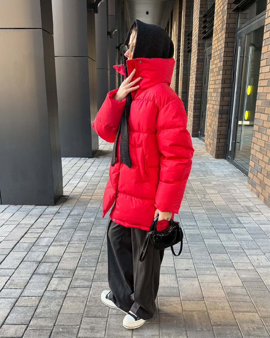 Чувствовать себя тепло, защищенно и ярко, невзирая на серость вокруг. Идеальный дуэт Aim clo для этих целей найден.

Удлиненный пуховик огненно-красного цвета + косынка из шерсти оттенка зимней ночи.

Ищите на aimclo.ru.