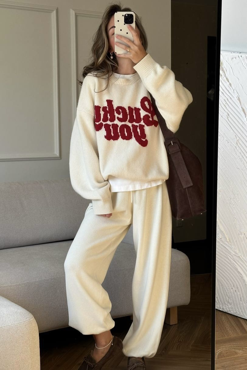 Образы дня: провозглашающие вас самым удачливым человеком.

Все благодаря джемперу с алой надписью Lucky You и флисовой толстовке — как у Анны. Цвета «Осенний пожар», она снова в наличии. И готова помочь вам заявить о любви к сезону. 

Ищите в разделе «Нити удачи». При заказе вы получите в подарок красную нить: чтобы фортуна оставалась с вами всегда.