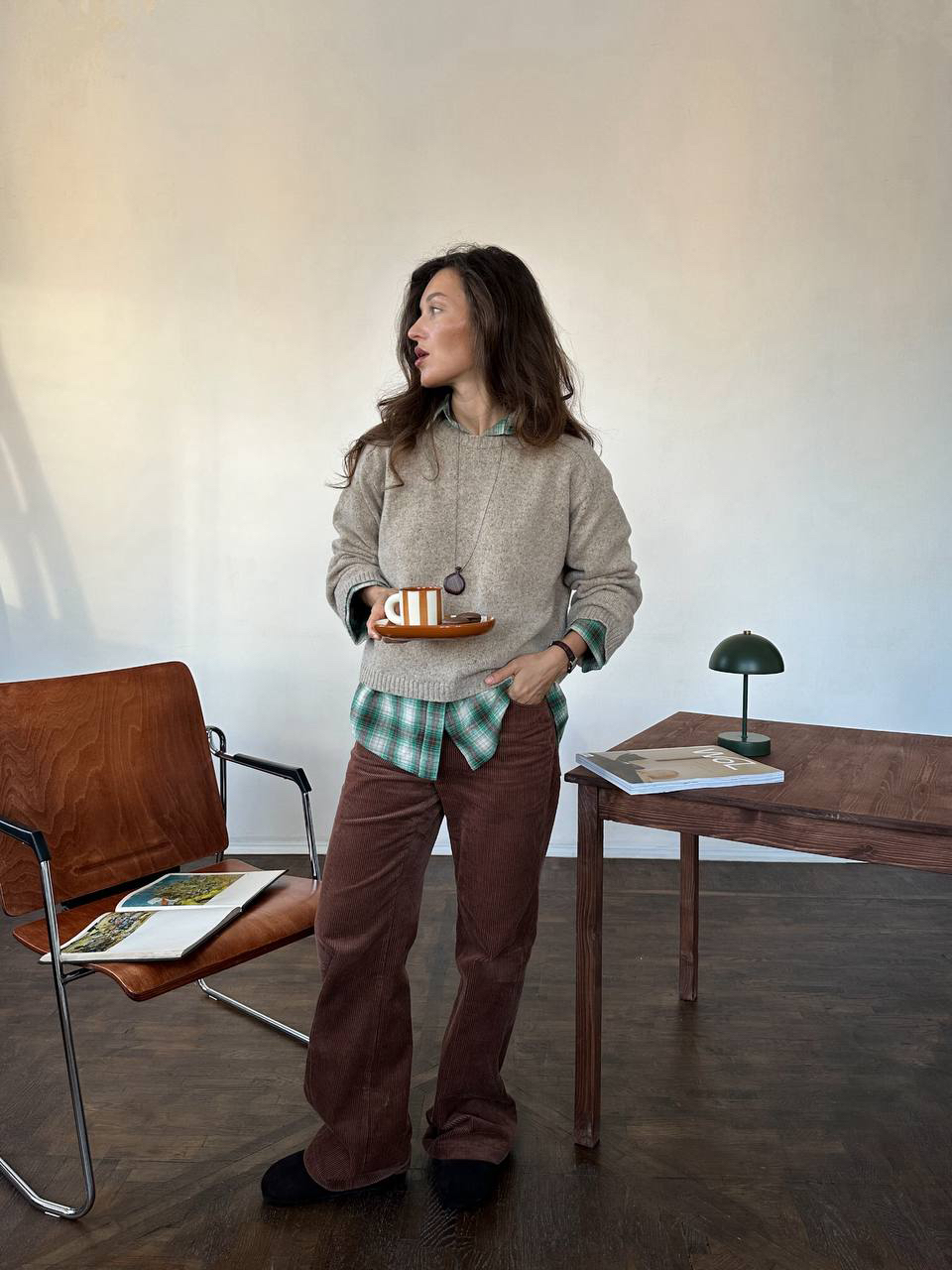 Высший пилотаж — когда многослойный образ ощущается как невесомый.

Такой — с помощью вещей Aim clo — получился у подруги бренда Дарьи. Надежная и небанальная основа — брюки клеш из фактурного вельвета; оммаж актуальным сейчас 1970-м. И поддерживающая настроение декады водолазка: цвета хмурого неба, приятная к телу.

Сверху Дарья накидывает фланелевую рубашку в клетку (сейчас доступна со скидкой 20%) , а чтобы совсем утеплить образ — добавляет джемпер из шерсти с шелком. Готово: вы способны покорить любую кофейню города.