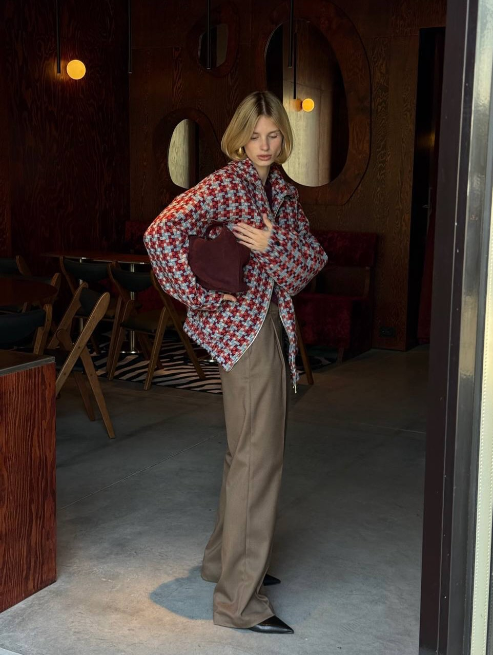 Верный способ разбавить серость февральских будней: образ Aim clo, как у Алины @alina__kholodova

Утепленный бомбер из пестрой плетеной ткани и свободные брюки с защипами, цвет котороых всегда напомнит, что перерыв на кофе — отличная идея.