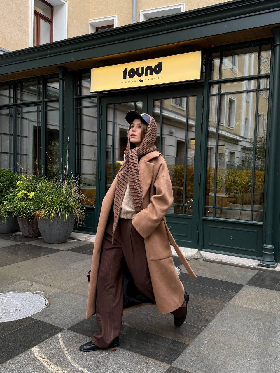 Знаем, как порой сложно подобрать головной убор на холодный сезон. Такой, чтобы и грел, и был к лицу, да еще и образ делал более эффектным. 

Поэтому мы придумали шарф-капюшон Aim clo. С ним можно экспериментировать — скажем, повязывать поверх кепки. Ну а без нее шарф точно сохранит в течение дня утреннюю укладку.

С чем шарф-капюшон носить? Цвета кофе, он точно «подружится» с нашим бежевым пальто-халатом, джемпером из шерсти с шелком в тон и свободными брюками в полоску.