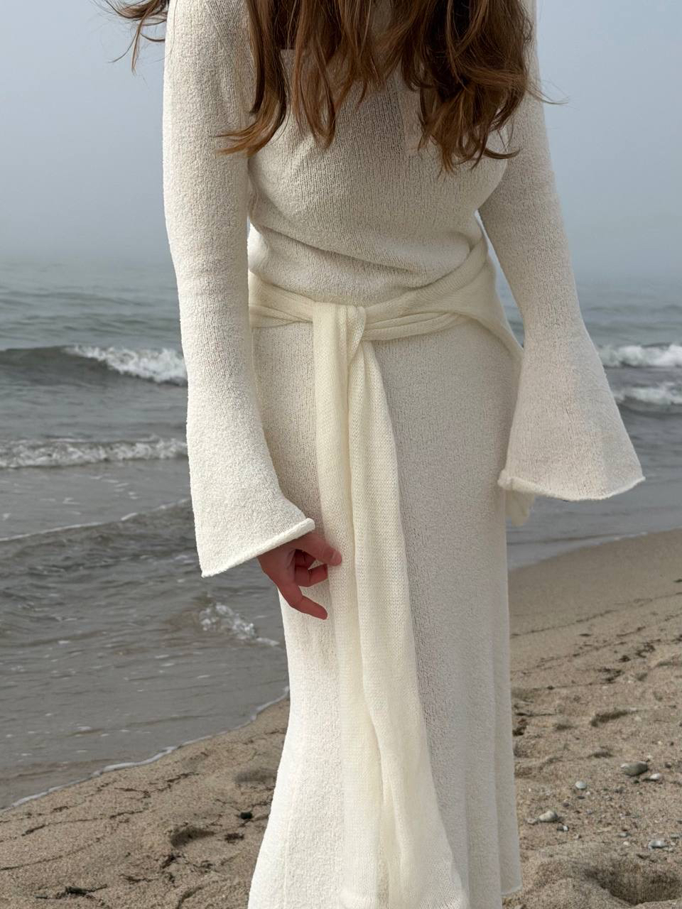 Новое начало. Глава III — букле.

Продолжение весенней истории — в осязаемой фактуре хлопкового букле и архитектурных силуэтах. Лёгкое плетение, чистые линии кроя.

В кадре: платье‑поло с длинным рукавом в белом цвете. 

Приталенный силуэт с мягким расширением книзу визуально вытягивает фигуру, сохраняя свободу движений. Воротник поло и деликатный клёш на рукавах завершают образ без лишних деталей. Тонкое полотно получилось лёгким и пластичным, а пористая структура хлопка обеспечивает комфорт в любую погоду.