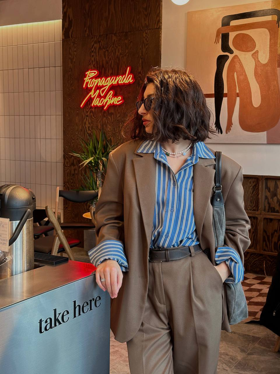 Еще один образ-аргумент в защиту того, как по-разному могут выглядеть костюмы Aim clo.

Так, дуэт кофейного оттенка — однобортный жакет и брюки с защипами — обретает почти рок-н-ролльное настроение с помощью расстегнутой на верхние пуговицы рубашки в активную полоску.

Благодарим за идею Светлану. А вам напоминаем, что с сегодняшнего дня на aimclo.ru проходит Midseason Sale.