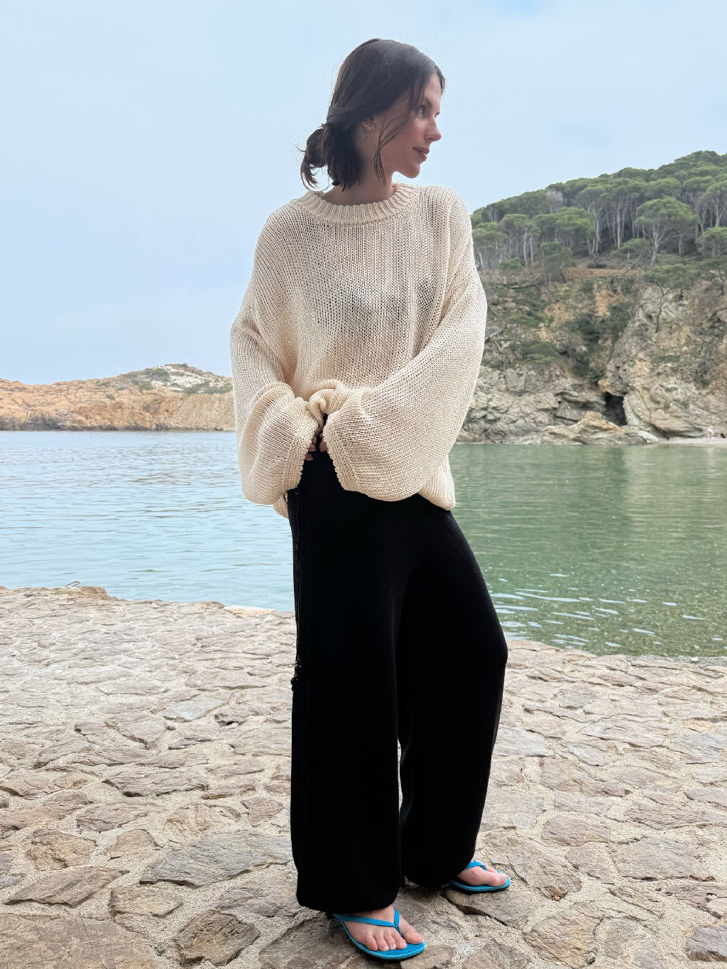 В центре внимания — джемпер сеточка из 100% хлопка.

Модель выполнена в технике крупной вязки 3-го класса: открытая структура плетения создает эффект прозрачности, делая образ многослойным и воздушным. Свободный силуэт со спущенной линией плеча обеспечивает расслабленную посадку, а длинные рукава подчеркивают хрупкость фигуры.

Наше любимое сочетание — джемпер сеточка и объемные брюки из хлопка.