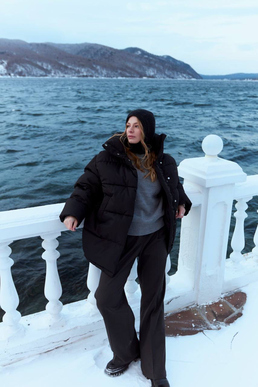Выдержит ледяной ветер, град и ваши приключения: этот теплый образ Aim clo, запечатленный на Байкале. 

Удлиненная куртка с экопухом, влагоотталкивающей пропиткой и воротником-стойкой + капор из шерсти + графитовый тандем: свободный джемпер и брюки с защипами. 