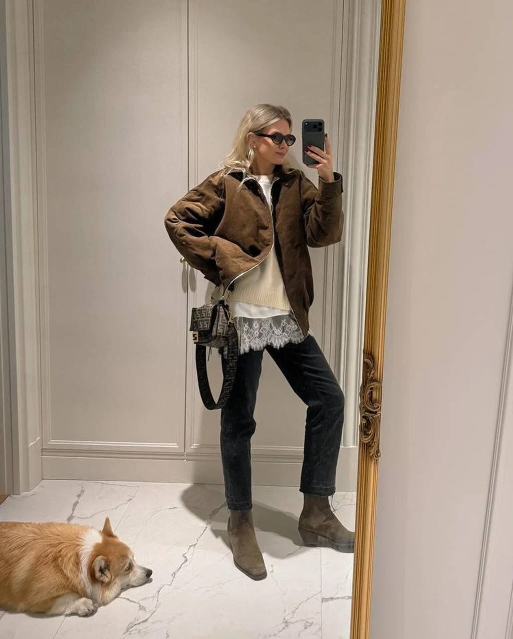 Найдено Викторией: трио Aim clo, которое станет безупречной основой для многослойного образа.

Фактурная куртка из вельвета, джинсы Straight и свободный джемпер.