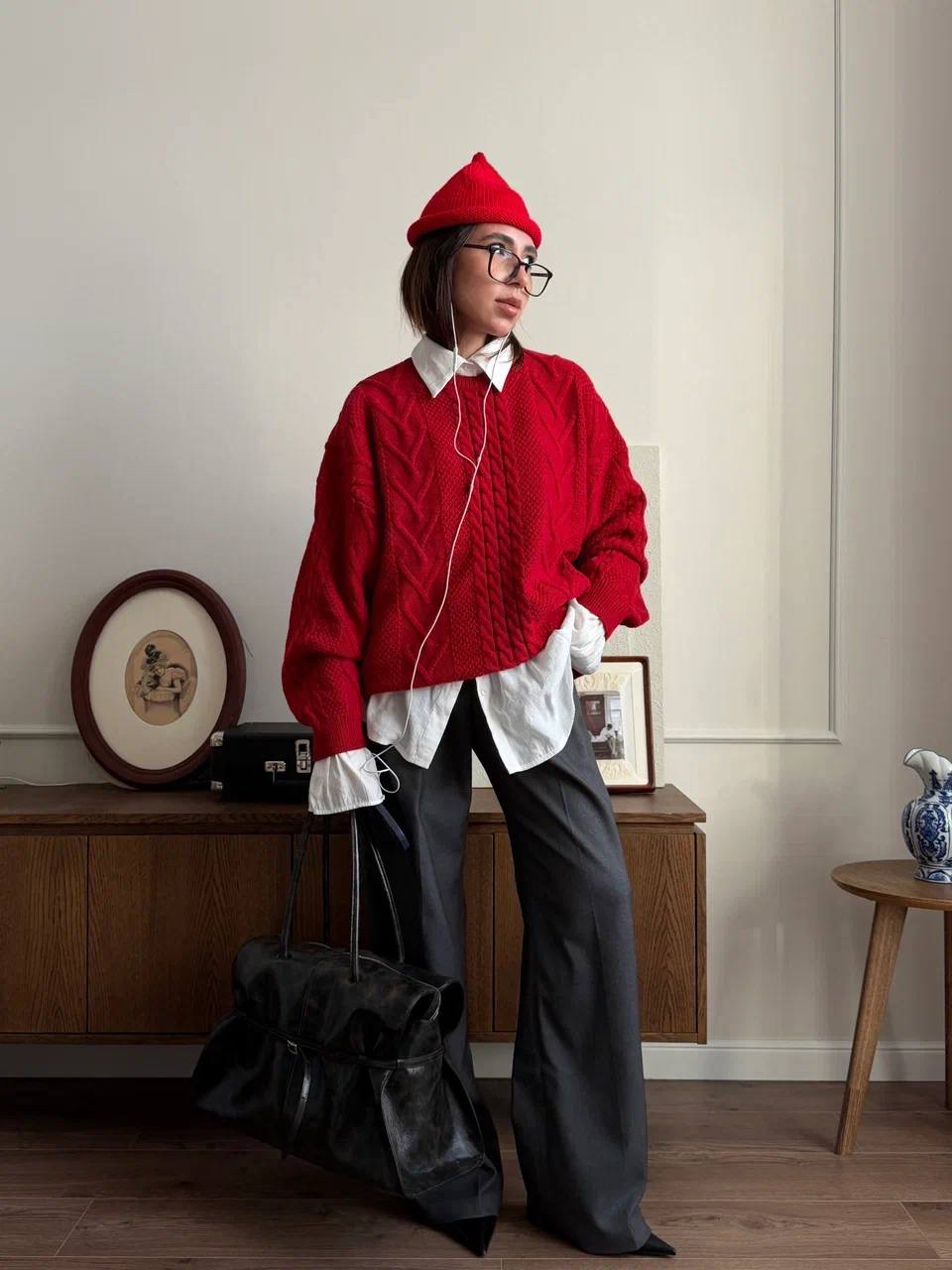 Единственная палитра, которую хочется носить на этой неделе, — палитра любви. 

Всю гамму — от белого-пушистого и нежно-розового до страстного алого — собрали в специальном разделе Aim clo к 14 февраля. В том числе там ждет этот удлиненный джемпер в «косу»‎ цвета вишневого варенья. 

Сочетайте его со свободными брюками с защипами, как подруга бренда Эльвина, или экспериментируете с собственными сочетаниями. Уже любим ваш выбор.