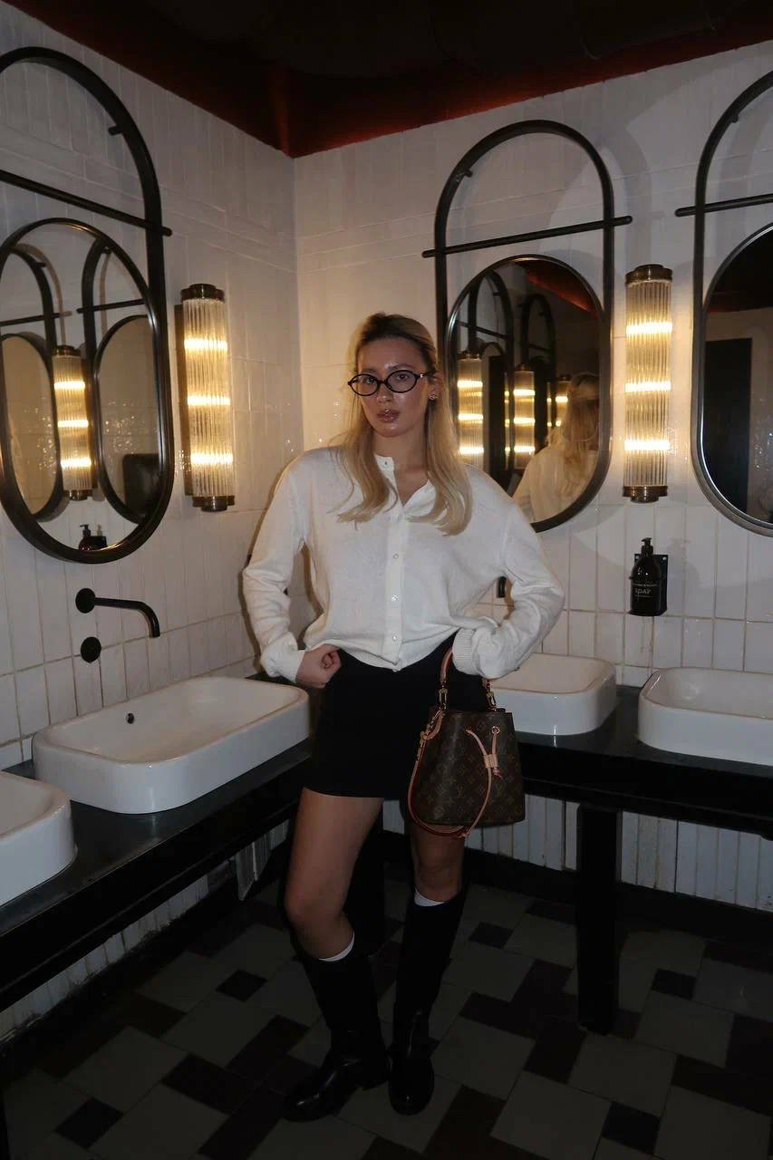 Благодаря ангоре в составе этот кардиган Aim clo цвета только что выпавшего снега позволяет носить в холодный сезон даже мини: так он греет. 

Запасайтесь теплыми колготками и отправляйтесь в раздел «Юбки» на aimclo.ru, чтобы найти свою. 

За образ благодарим Ульяну.