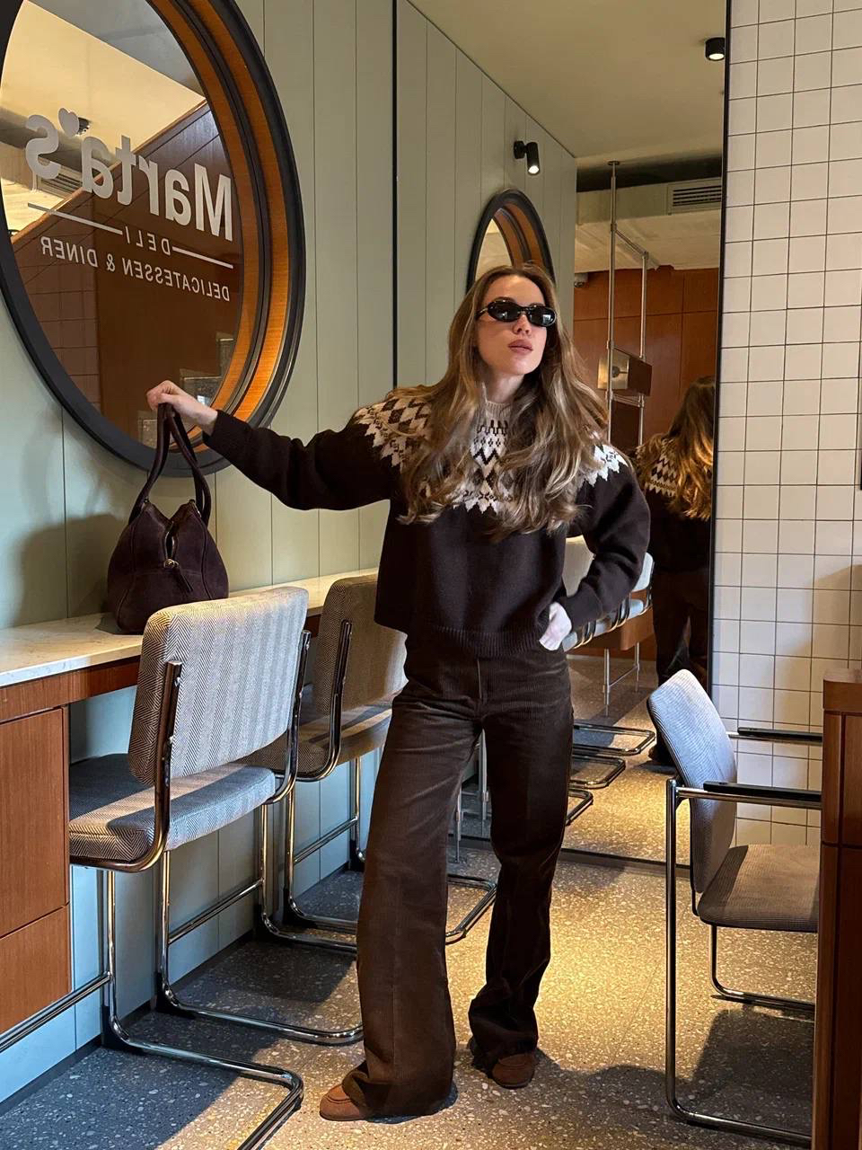 Идеальный спутник на зимние праздники, новый джемпер Aim clo.

Цвета какао, с шерстью мериноса в составе (50%, еще половина — акрил, чтобы изделие было более прочным, эластичным и износостойким) и украшенный искусными узорами Fair Isle, как из ретрокаталогов по вязанию. 

В свое время (в 1920-х) этот узор родом с шотландского острова Фэр-Айл стал популярен благодаря принцу Уэльскому. Но мы горячо любим его вслед за принцессой Дианой, ну, или Дэниелом Крейгом в одной из праздничных кампаний Loewe.