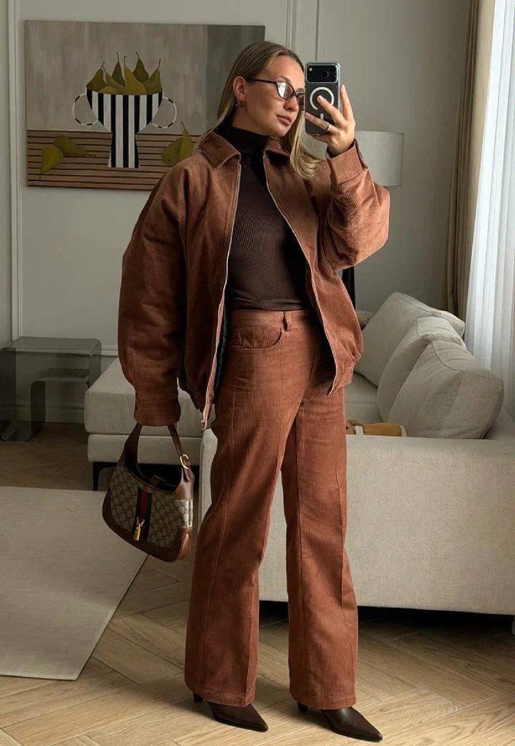 Деликатный топ Aim clo с воротником-стойкой из трикотажа и два образа Дарьи вокруг него. 

С романтичным налетом — если добавить к топу юбку миди в складку.

И для будних приключений — если срифмовать его с брюками клеш и курткой из вельвета.