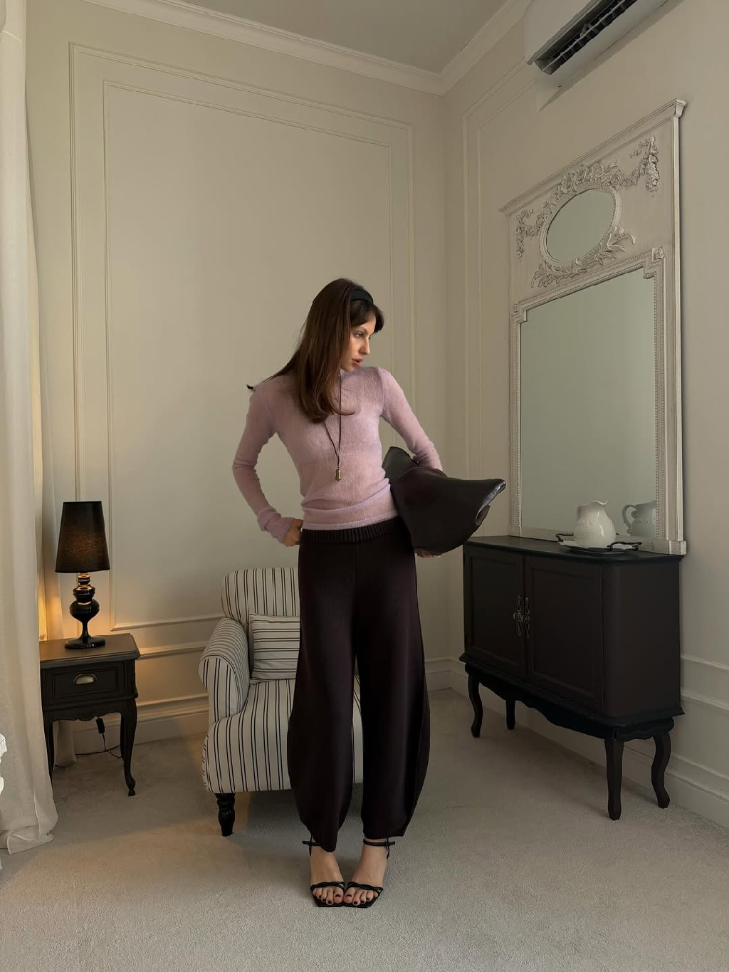 Джемпер прилегающего силуэта из коллекции «Новое начало» мягко следует контурам фигуры, создавая стройную линию.

Диана сочетает его с объёмными брюками в шоколадном оттенке из той же коллекции.