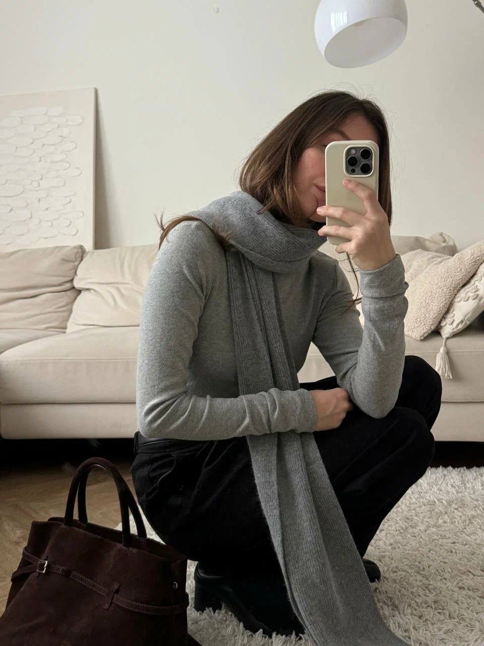 Воскресный зимний день, впереди — неспешный обед и долгожданная встреча с подругами. Что надеть?

Александра выбирает этот образ Aim clo. Водолазка цвета январского неба, черные брюки с защипами и однобортный жакет в тон. Утепляют трио свободный белоснежный свитер и шарф с мягчайшей ангорой в составе.  