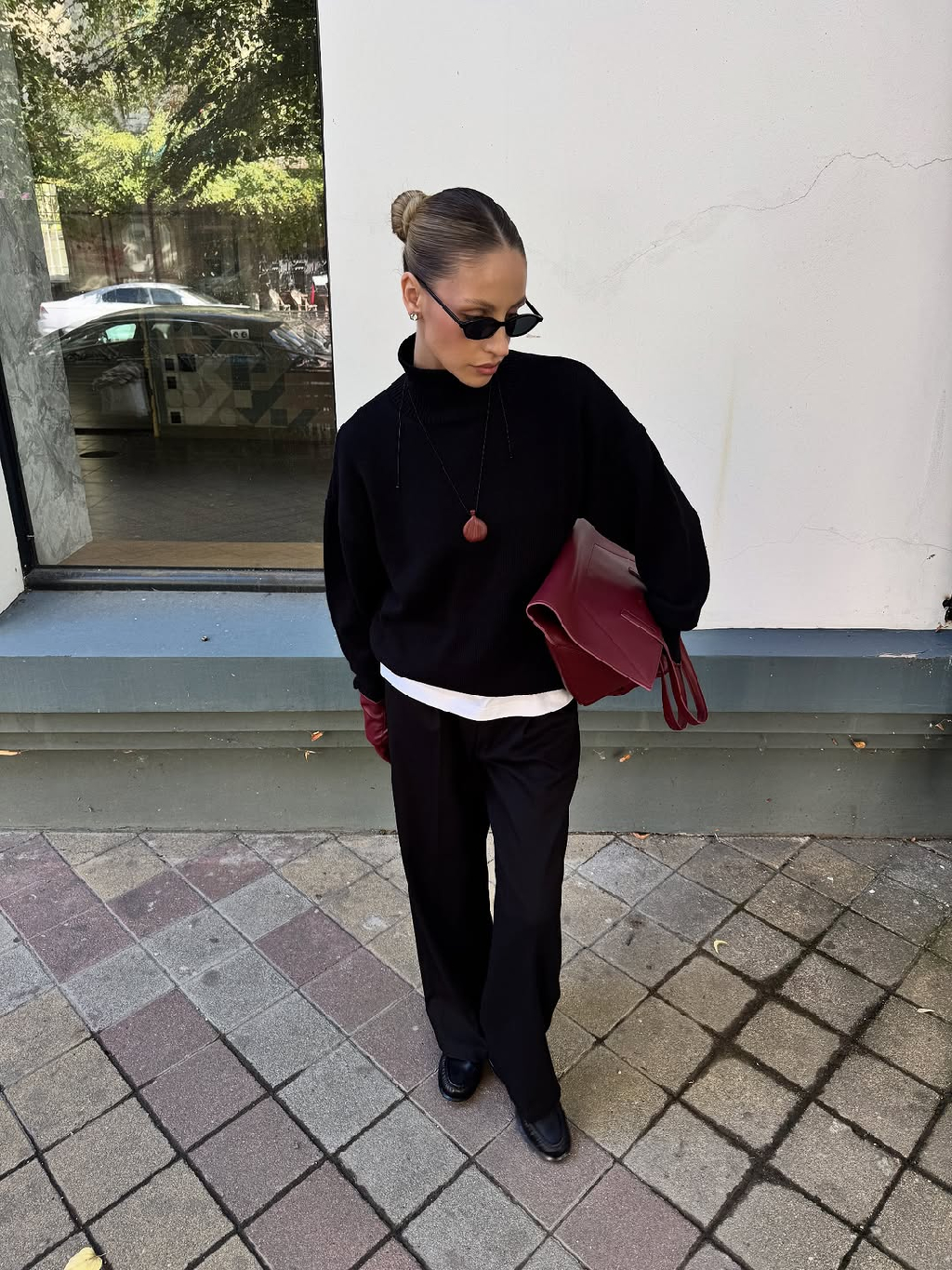 Образ дня: безупречный total black с акцентами цвета осени.

В главных ролях: дуэт Aim clo. Свитер свободного кроя + брюки с защипами.

Ищите в разделе «Базовый гардероб» — на aimclo.ru.