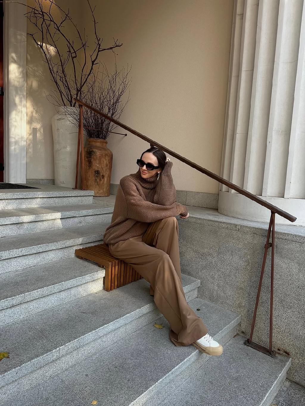 «Единственное, что может согреть поздней осенью? Total look цвета кофе.

Свитер крупной вязки и свободные костюмные брюки Aim clo.

Соберите образ — на aimclo.ru.»