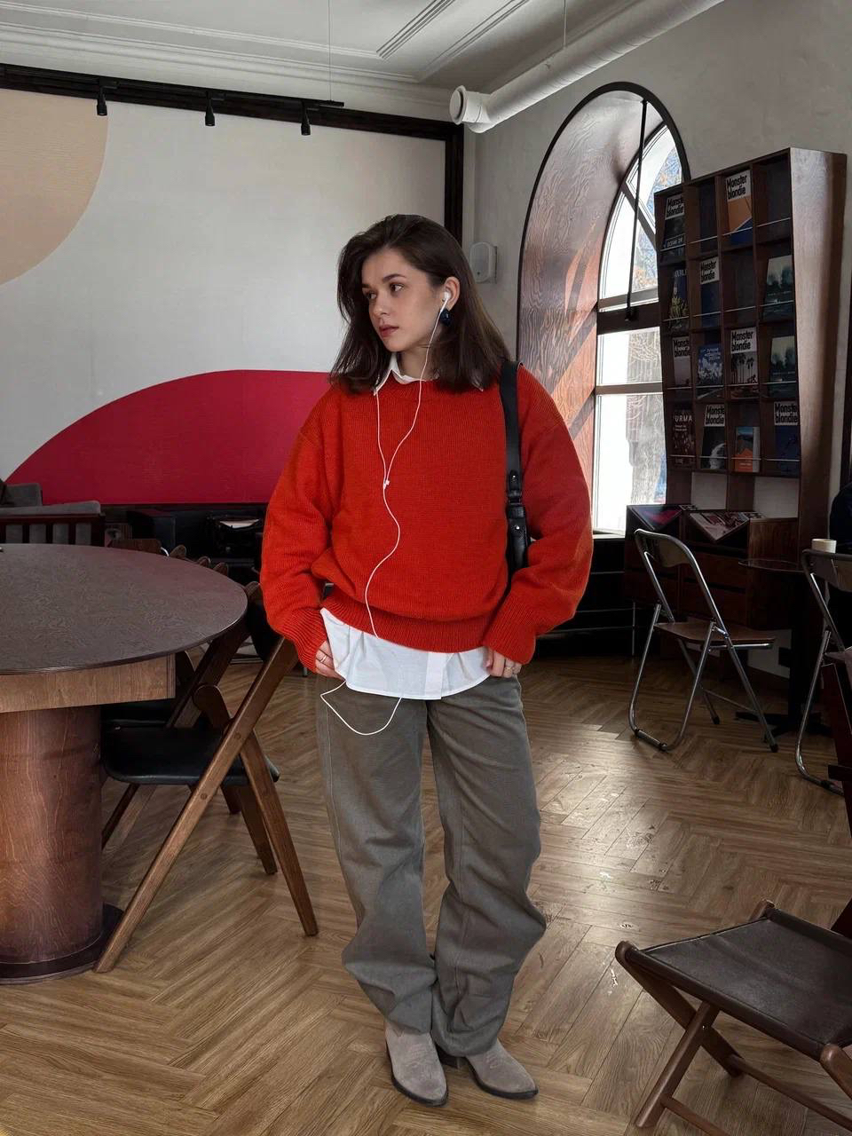 Создавая коллекции, мы в Aim clo всегда думаем  о том, чтобы все новинки сочетались с прошлыми хитами бренда. Так мы поддерживаем идею умного гардероба: что ни добавляй — все будет работать, притом с новой силой. 

Вот наглядное доказательство. Джинсы из новой «Деним-капсулы», оттенка хаки, прекрасно сошлись с нашей классикой: молочной рубашкой и свободным джемпером цвета морковного фреша.