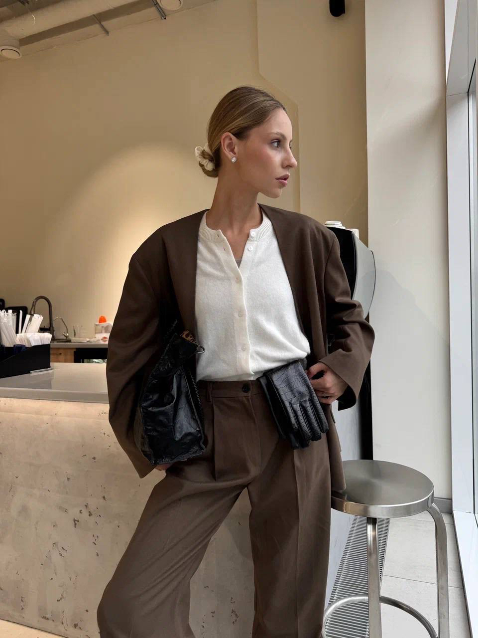 Мимикрировать под любимый кофе — так ноябрь точно покажется теплее. Образ кофейного оттенка всегда найдется в Aim clo, тем более, что мы запустили специальный тематический раздел «Тыквенный латте».

В том числе там затаился этот дуэт цвета шота эспрессо: однобортный жакет и брюки свободного кроя. Разбавьте их порцией сливок: в виде майки и белоснежного кардигана с ангорой в составе.