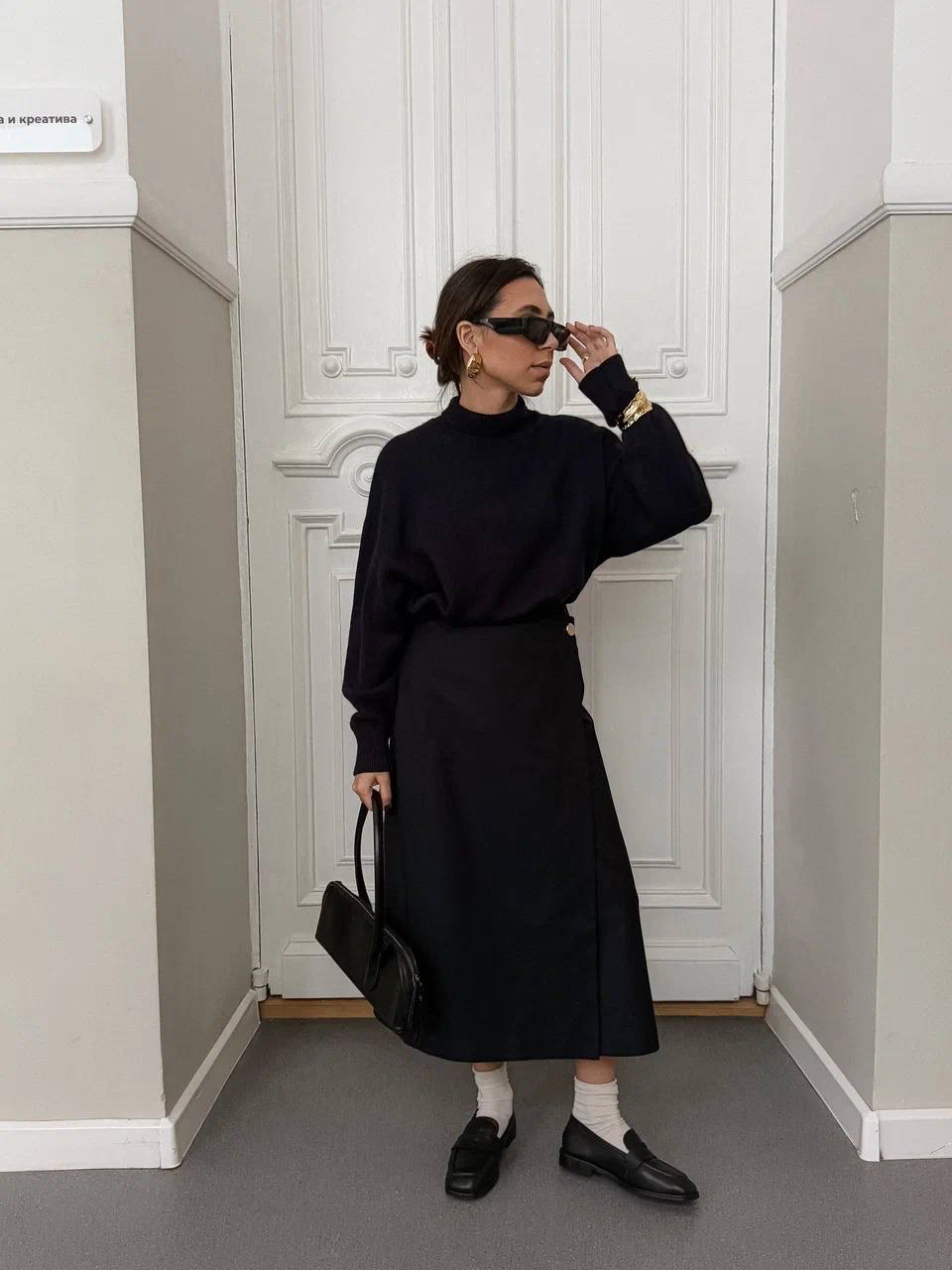 Тот самый образ, с которым вернуться в рабочий режим — одно удовольствие.

Всего два составляющих — и оба Aim clo: темно-синие свитер с мягчайшей ангорой в составе и юбка-миди на запах. 

За фото спасибо Эльвире.