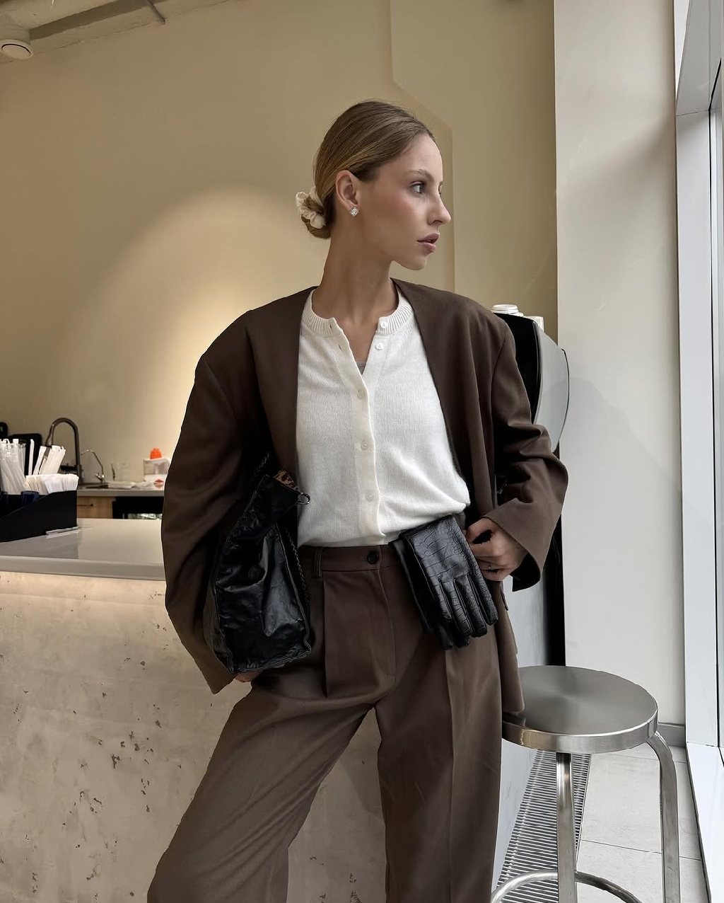 Когда многослойность еще и элегантна.

Майка + воздушный кардиган с ангорой в составе — отличная база под свободный костюм цвета кофе: жакет без лацканов и брюки с защипами.

Ищите на aimclo.ru.