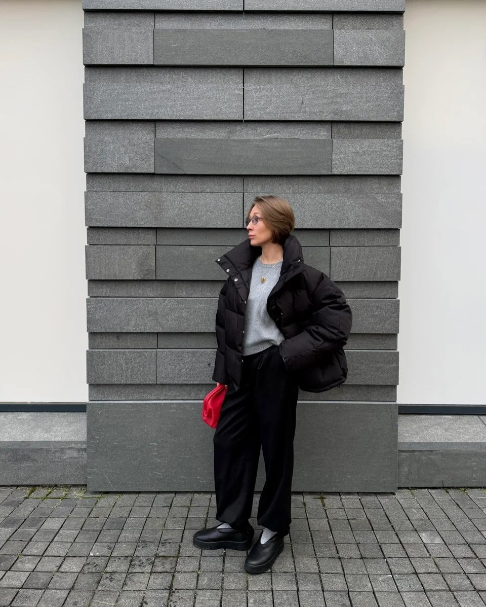 Трио Aim clo, в котором чувствуешь себя защищенным от ветра, колючего холода и нежелательных взглядов.

Укороченная пуховая куртка с воротником-стойкой + джемпер из мягчайшей ангоры + свободные брюки с защипами.