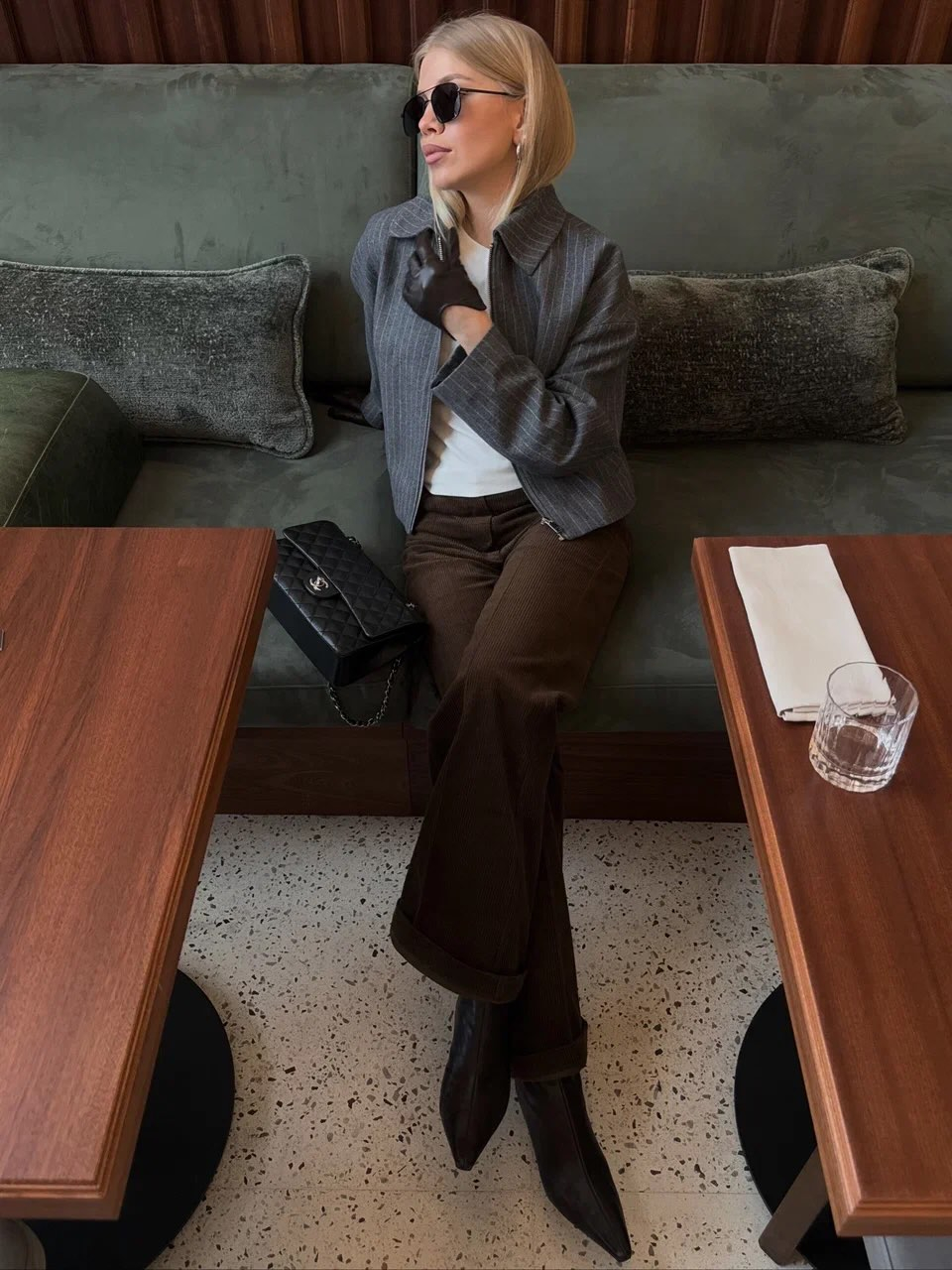 Не скажем, что соскучились по весне, но будут сигналы. Как в образе подруги Aim clo Киры @kira_yes : жакет цвета сухого асфальта и брюки клеш из вельвета в оттенке земли, свободной от снега. Промежуточный слой — лонгслив цвета облаков.