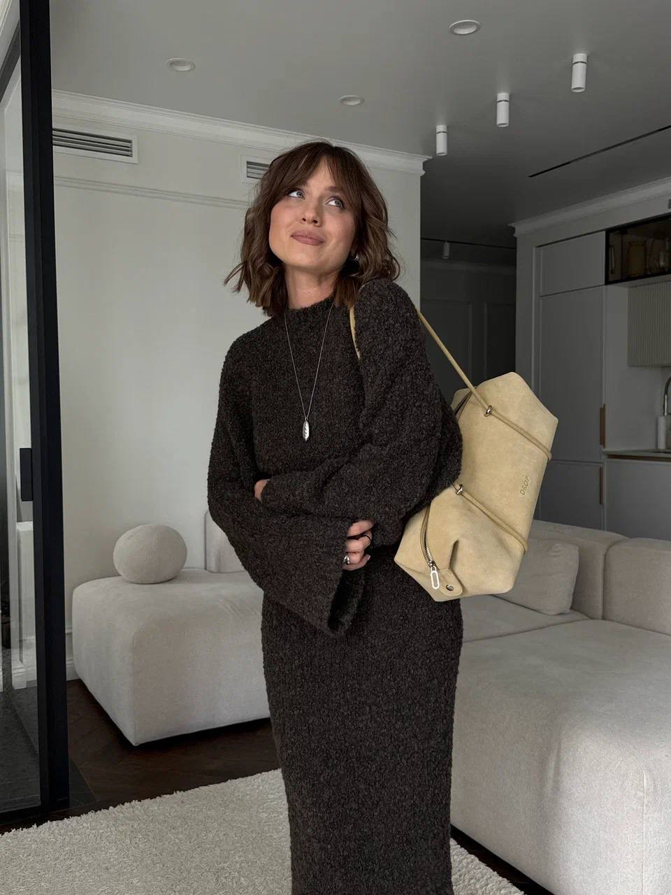 Когда в душе весна, а за окном — промозглый февраль. Выручают образы Aim clo из фактурного букле, как у подруги бренда Ксении.

Женственный и легкий по ощущениям, этот дуэт (юбка макси и джемпер) невероятно греет: в составе — альпака и шерсть. 

За вами лишь аксессуары, которые напомнят, что новый сезон уже скоро.