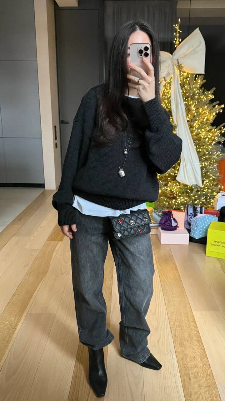 Просто — не значит, ненарядно. 

Подруга бренда Виктория доказывает это благородным серым дуэтом Aim clo: идеальными прямыми джинсами   
и джемпером свободного кроя.

Добавьте пару любимых подвесок и акцентную сумку — образ на выход готов.