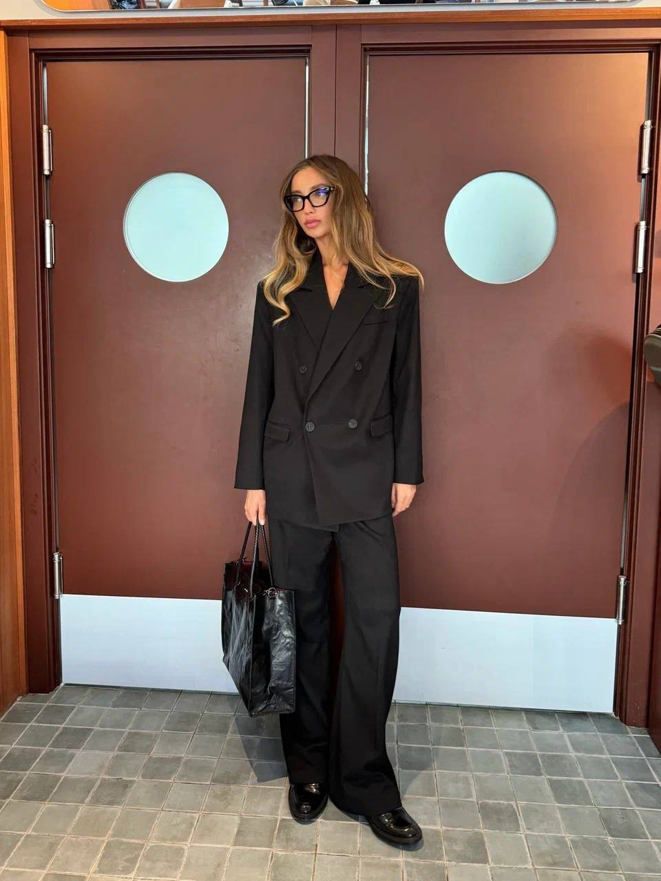 Магия костюмов Aim clo: чувствуешь себя одновременно собранно и расслабленно. 

Стоит лишь добавить воздушный джемпер-регби из мягкого кашемира и шерсти. Так, как это делает подруга бренда Елена. 

Выберите свои брюки, жакет и мягчайший трикотаж Aim clo — чтобы выйти с праздников максимально комфортно.