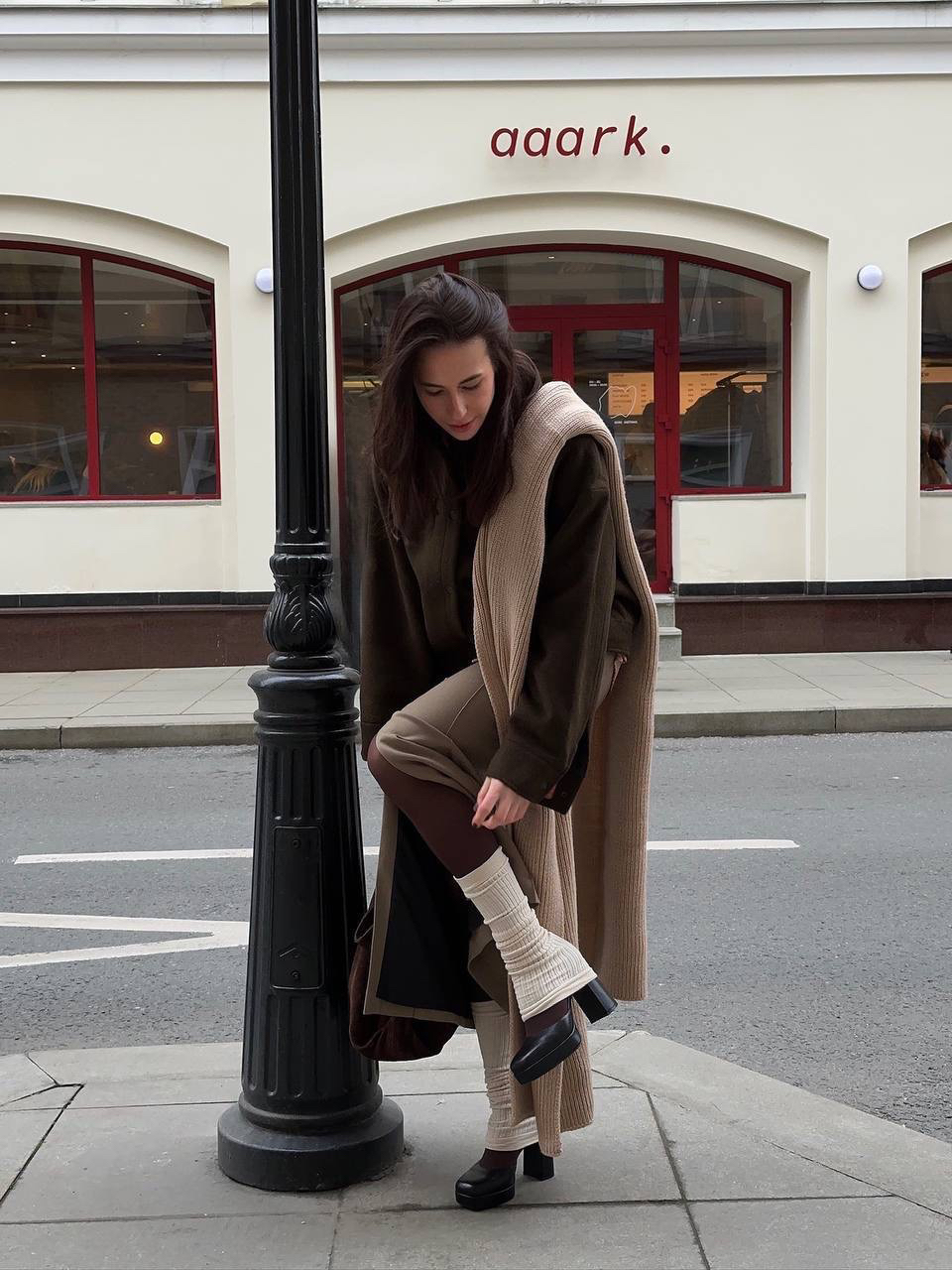 Если бы фраза «Сладкий ноябрь» вдруг стала образом Aim clo.

Получился бы этот, впитавший цвета пенки капучино, корицы и красноватых яблок. 