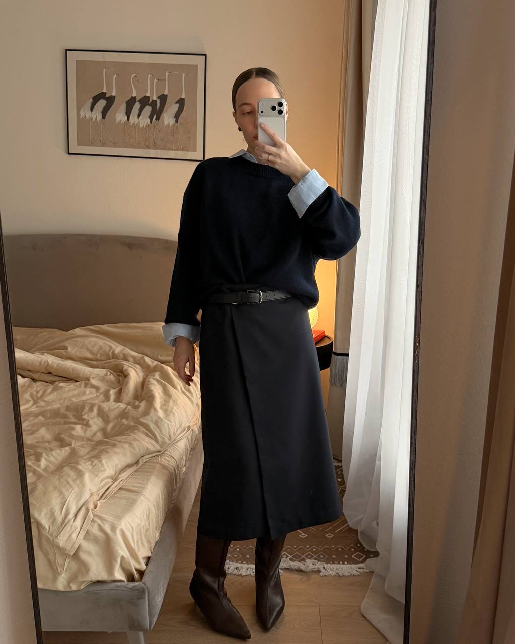 Все еще уютный, но уже настраивающий на рабочий лад. Образ Aim clo — для самого плавного выхода с праздников. 

В составе: нежно обнимающий темно-синий джемпер. И дуэт, с которым держишь спину прямо: рубашка свободного кроя и костюмная юбка-миди на запах.