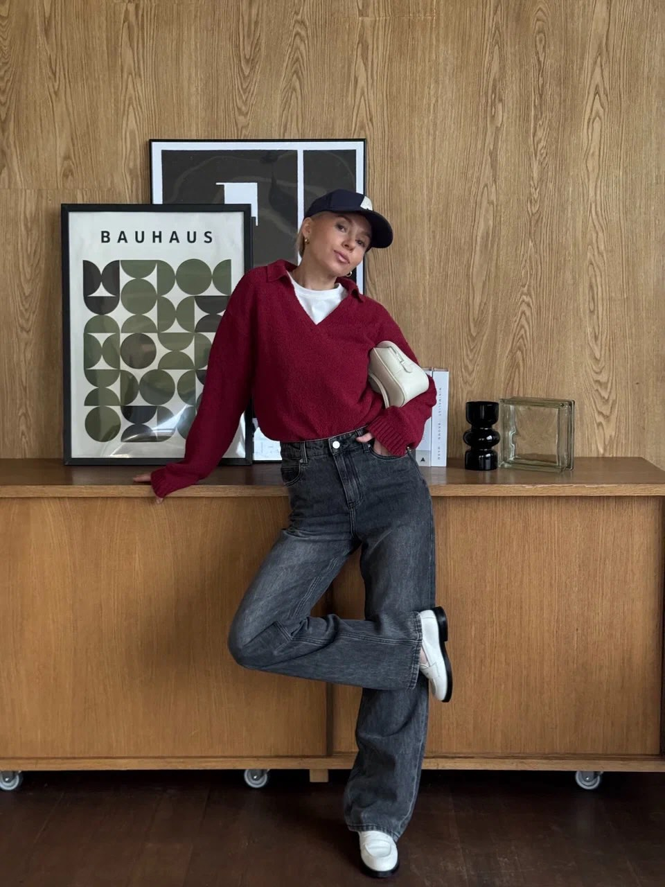 Вишенка на торте - так работает в любых образах наш джемпер-поло цвета варенья.

В том числе повседневных, с классическими прямыми джинсами, как у подруги Aim clo Анастасии @nastya.shpakova