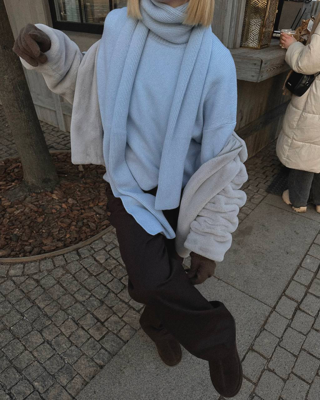 Цвет дня: как у согревающих вещей Aim clo. Талой льдинки или утреннего неба перед рассветом. 

Вслед за Александрой советуем добавлять цвет в сезонные образы порционно, но щедро. Например, в виде джемпера из кашемира и шерсти, а также аналогичных шапки и шарфа в рубчик. 

Прямо сейчас и до 26 октября их можно найти в разделе Midseason Sale со скидками 20 и 30%. Готовы подарить дополнительные -10% при оплате системой «Плайт».