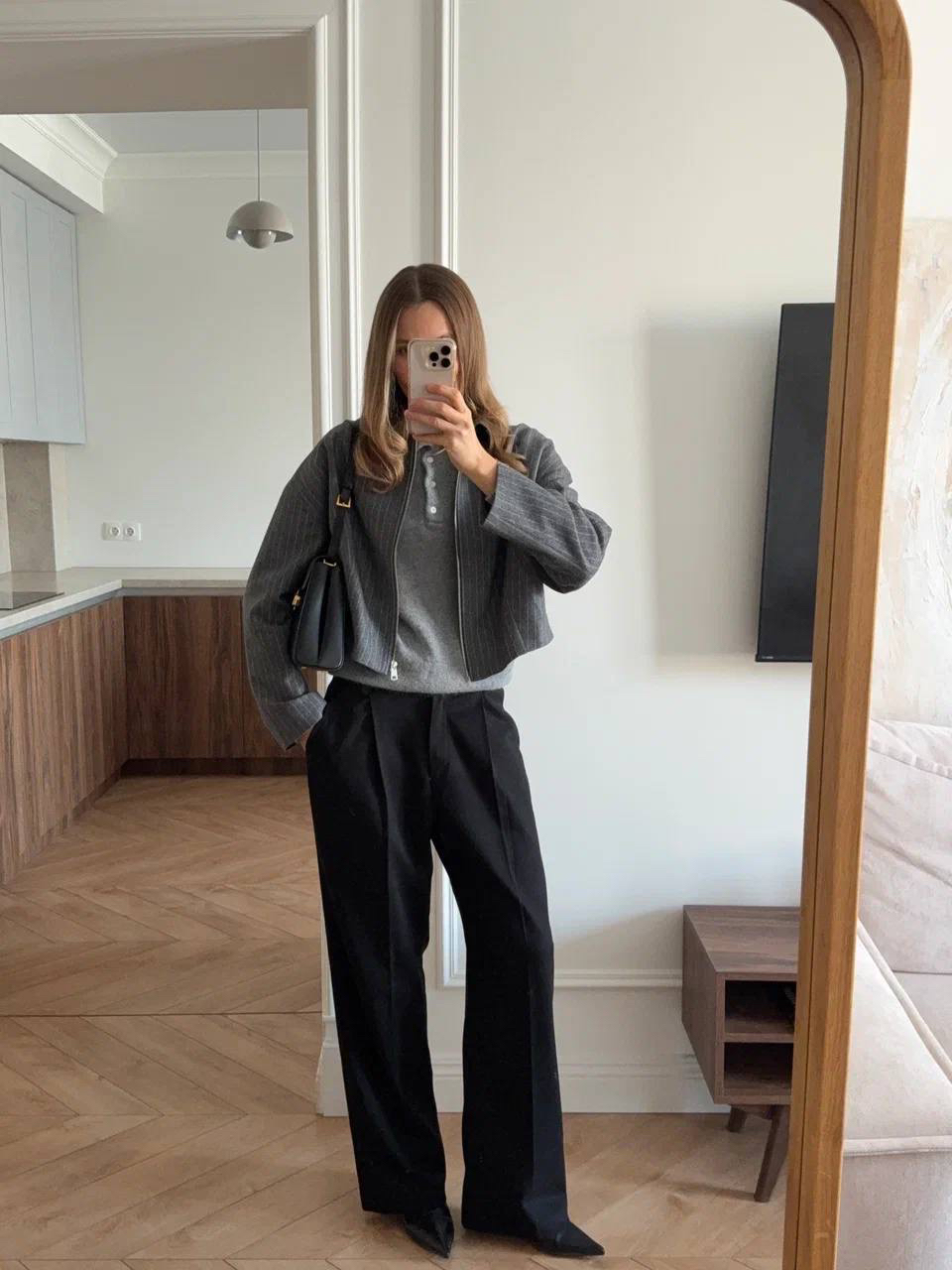 Утеплить образ и добавить легкой формальности — с помощью этого жакета Aim clo из шерсти в полоску.

Рифмуйте их со свободными брюками с защипами, как это делает подруга бренда Ольга. Готово: зима в офисе вам только в радость.