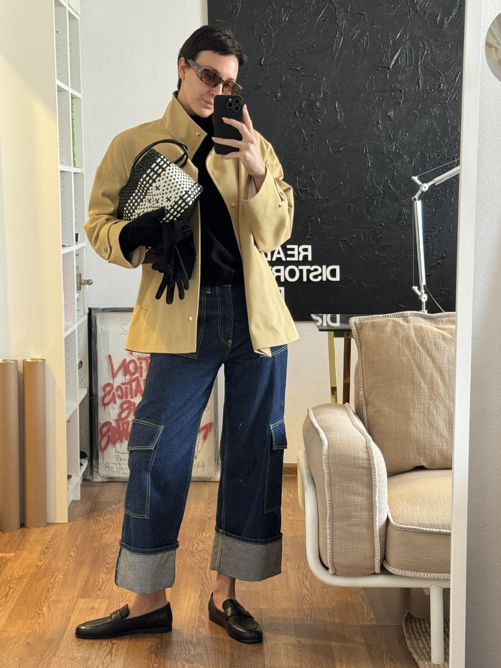 Куртка рабочего из весенней коллекции 5 o’coat
Джинсы GANNI
Сумка Ali
Очки маленький магазинчик в Антверпене