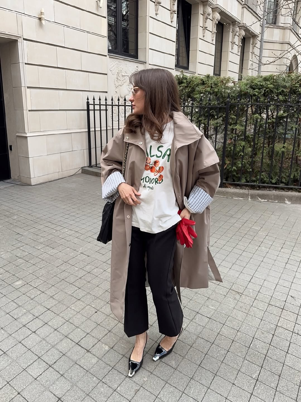 Легкость весны в оттенках и деталях 🤍

Лаконичный плащ, футболка с настроением солнца и сочными томатами, чёрные укороченные брюки - образ, который собирается сам и выглядит свежо.

Доступен на сайте matu.me