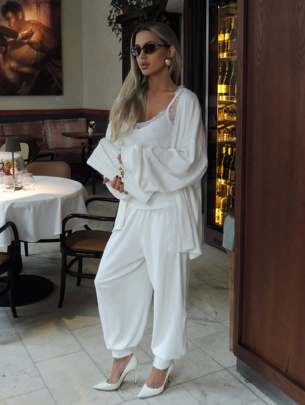 Нежный трикотаж, деликатное кружево и спокойная палитра оттенков. Всё очень тактильное, и про комфорт, который легко вписывается в повседневную жизнь 🤍

Весенняя трикотажная капсула «Формула нежности» на сайте matu.me