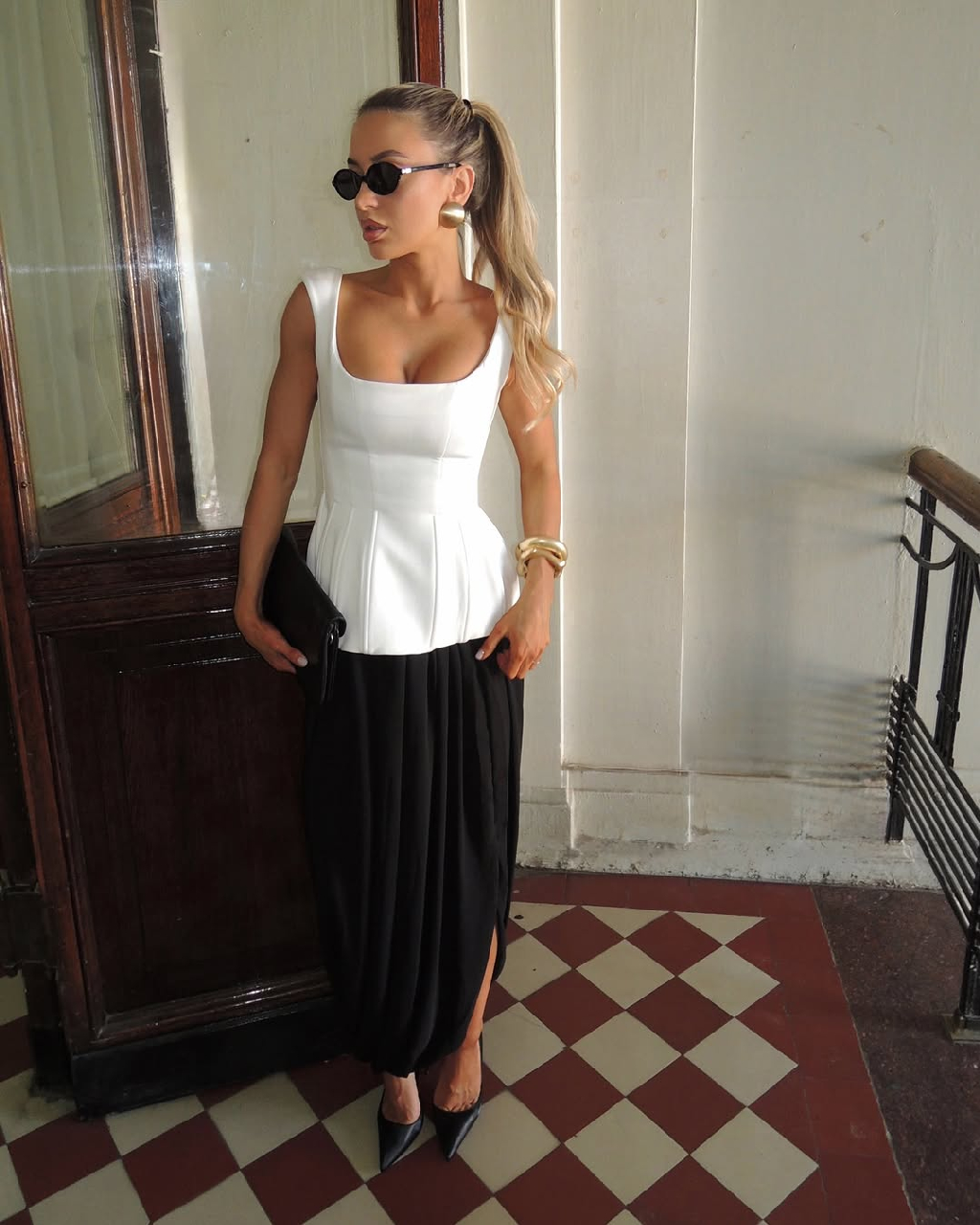 Молочный корсетный топ с баской — про элегантную женственность 🤍

Он мягко подчёркивает талию и формирует красивый силуэт за счёт продуманного кроя и баски.

Нежный молочный оттенок добавляет образу лёгкости и делает его особенно утончённым и выразительным.

Доступен на сайте matu.me