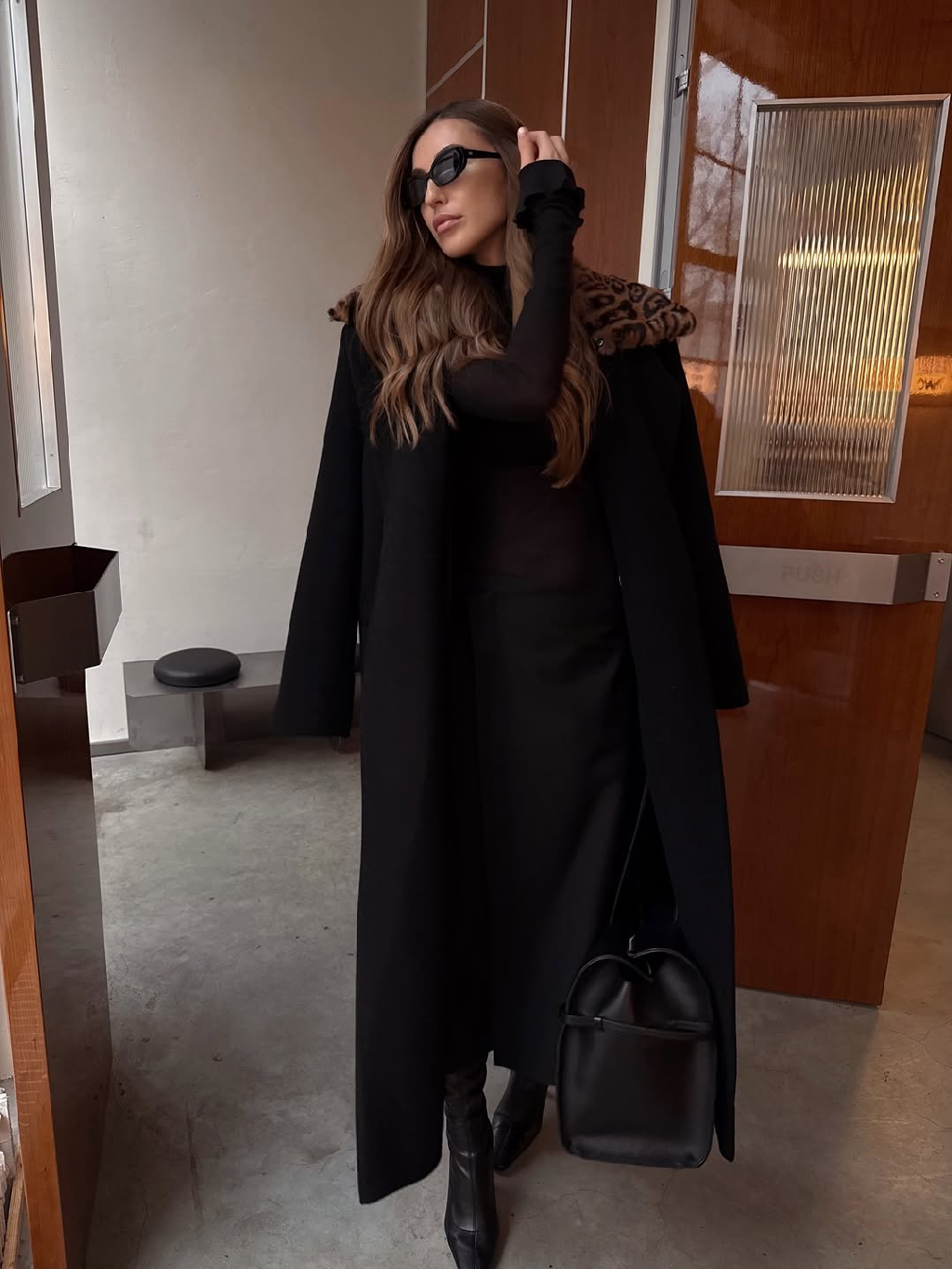 Образы, которые говорят за вас 🙌

Пальто-трансформер со съёмным меховым воротником создаёт два настроения — от сдержанного до смело-роскошного.