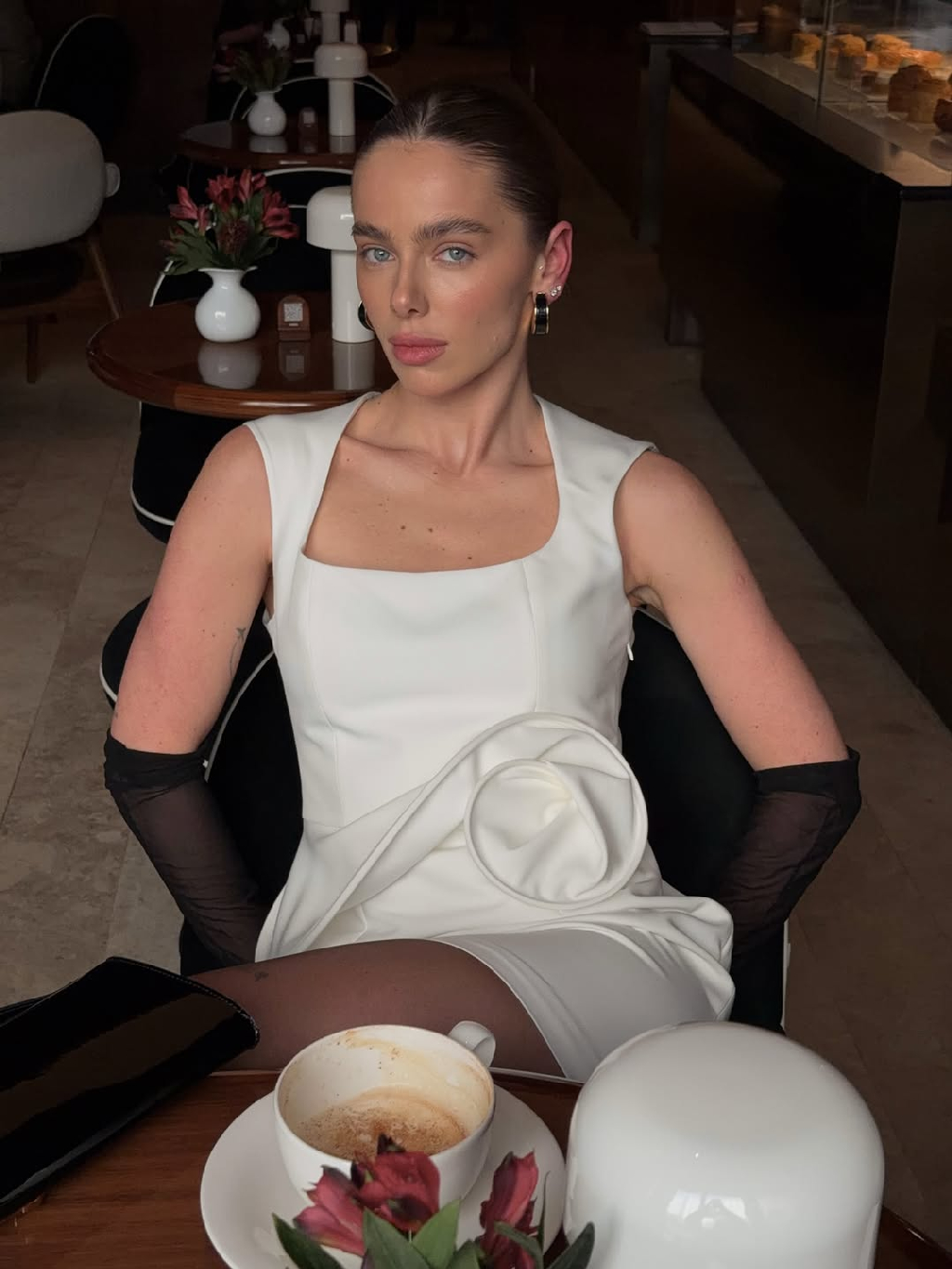 Мини-платье «Розмари» — это безупречный силуэт и акцент на талии 🌹

Плотная вискоза на подкладке красиво держит форму, а вырез каре элегантно подчёркивает линию декольте. Объёмная баска в форме распустившейся розы создаёт выразительный, архитектурный образ.

Молочный или красный — выбор за вами и настроением вашего особенного вечера.