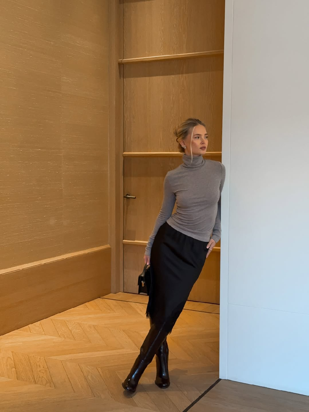 Когда уют встречается с лёгкой провокацией ✨

Мягкая трикотажная водолазка с воротником-стойкой и бельевая юбка с кружевом — тот самый баланс, в который легко влюбиться.