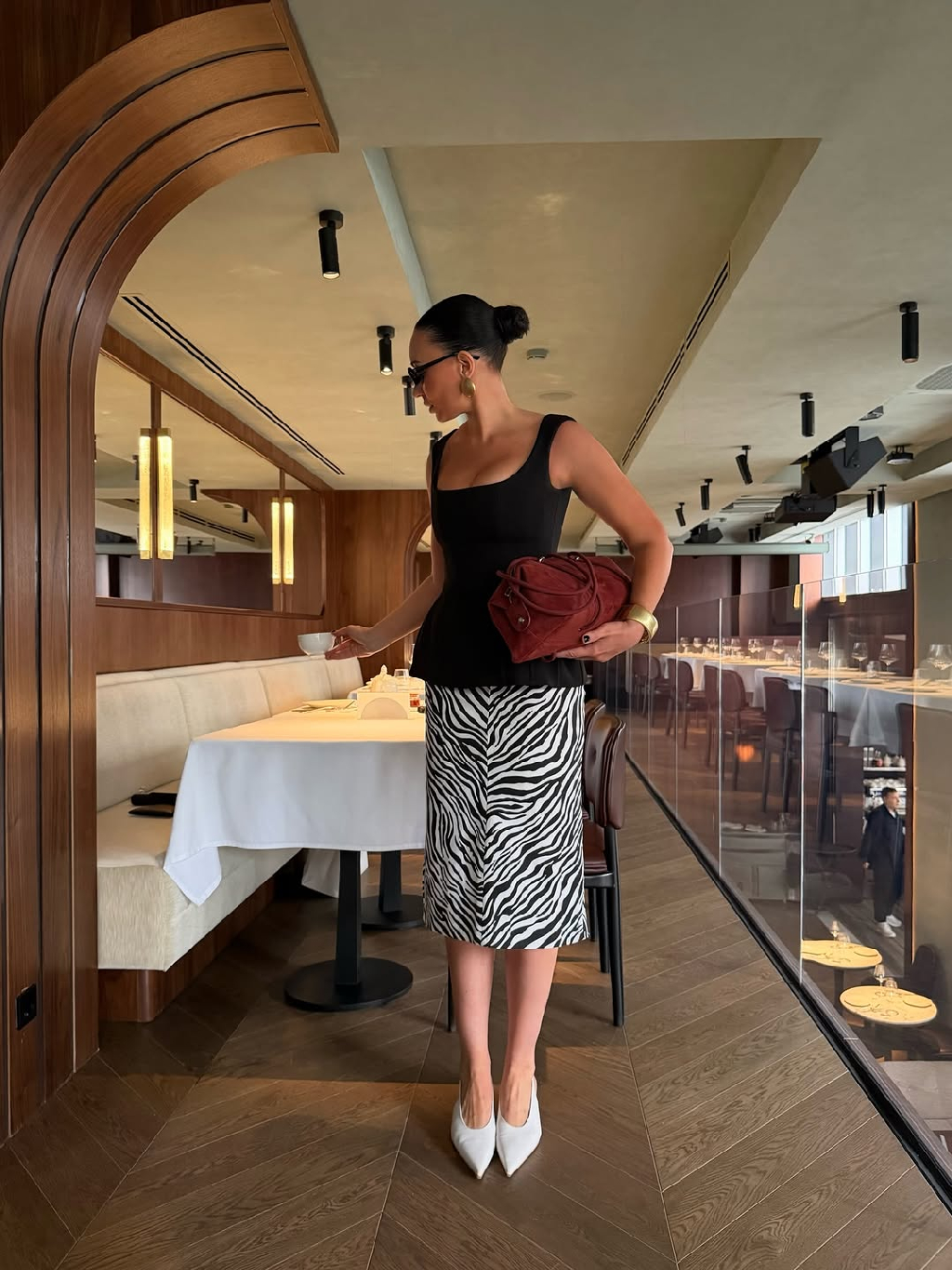 Сочетание, которое не просит внимания, а забирает его сразу 🤌🏻

Корсетный топ с баской добавляет акцент силуэту, а принт вносит маленькую перчинку, за счёт которой образ выглядит интереснее.

Остаётся только надеть и позволить себе быть заметной.

Образ доступен на сайте matu.me