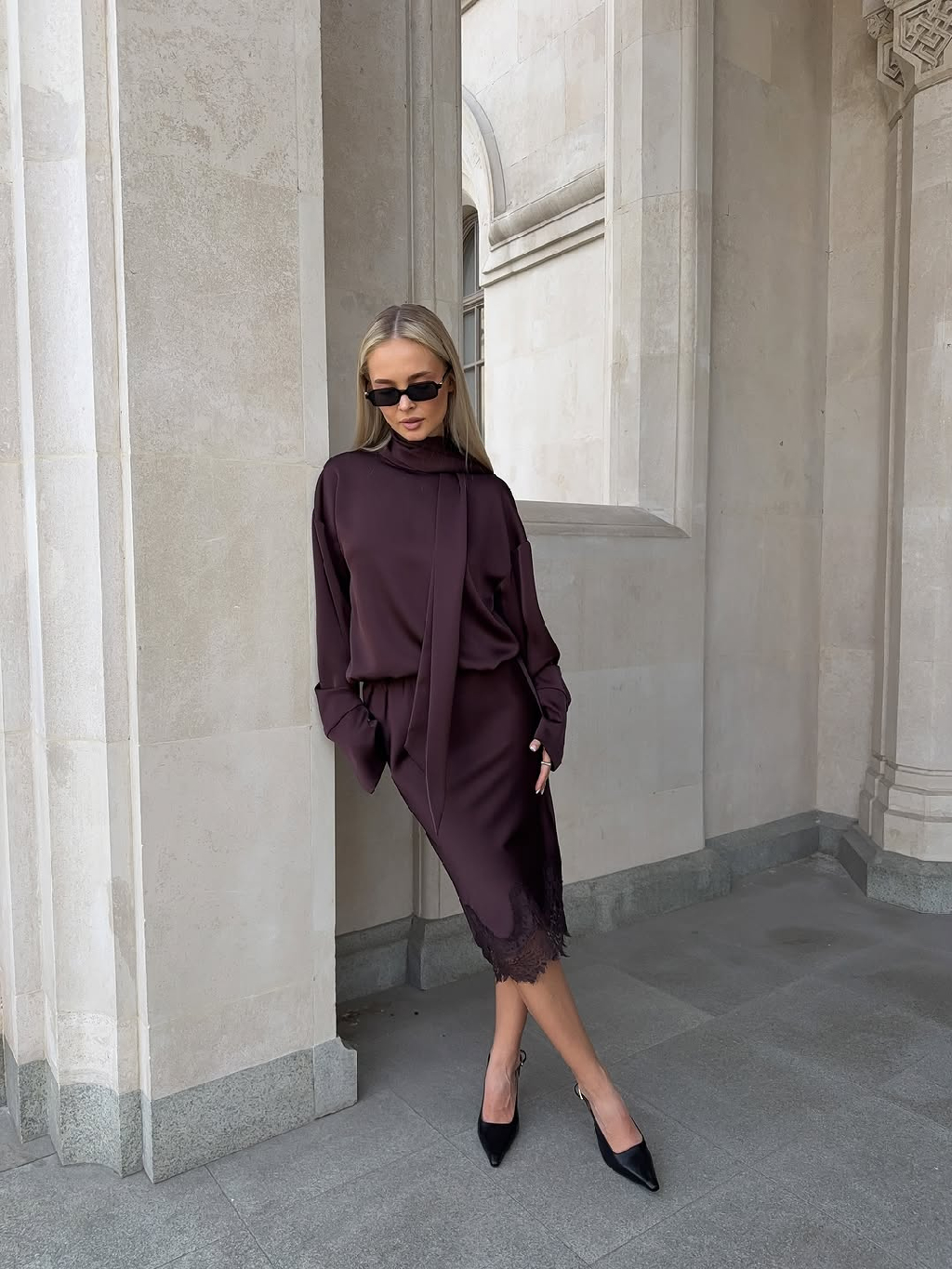 Шоколадная юбка «AMORE» и струящаяся шелковая блуза «ICONIC» - тандем, в котором нежность встречается с элегантностью

Лёгкие линии, утончённые детали и безупречная посадка создают образ, который будет актуален всегда.