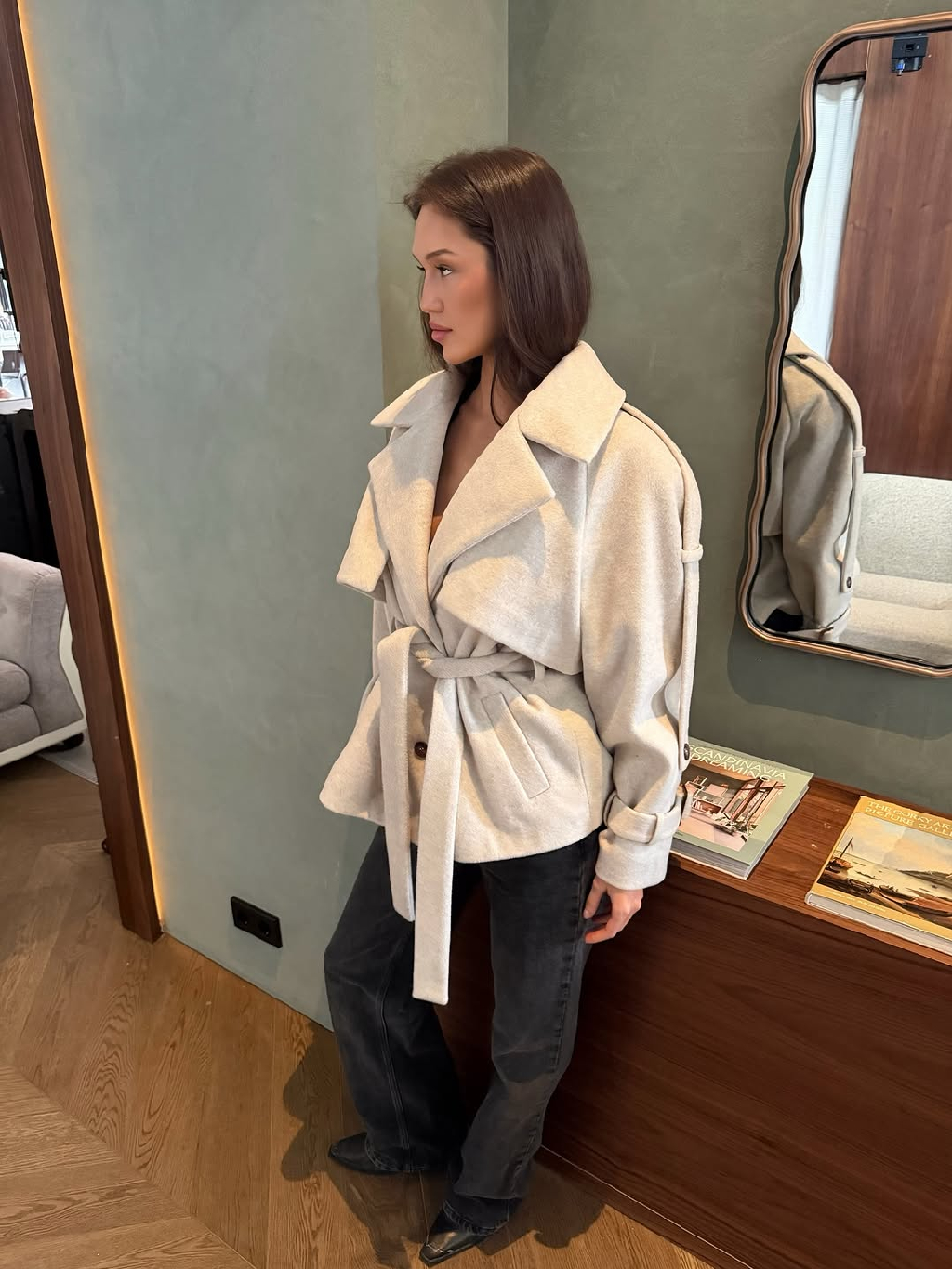 Готовы провести всю весну в пальто кремового цвета 🍨

Нежный не только оттенок, но и чувства, которые вы будете ощущать каждый раз прикасаясь к нему.

Укороченное пальто также представлено в коричневом оттенке.