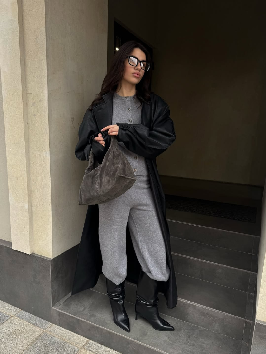 Натуральная шерсть и кашемир создают правильный баланс тепла и лёгкости 🪄

Костюм «HYGGE» - комфорт, доведённый до элегантности.