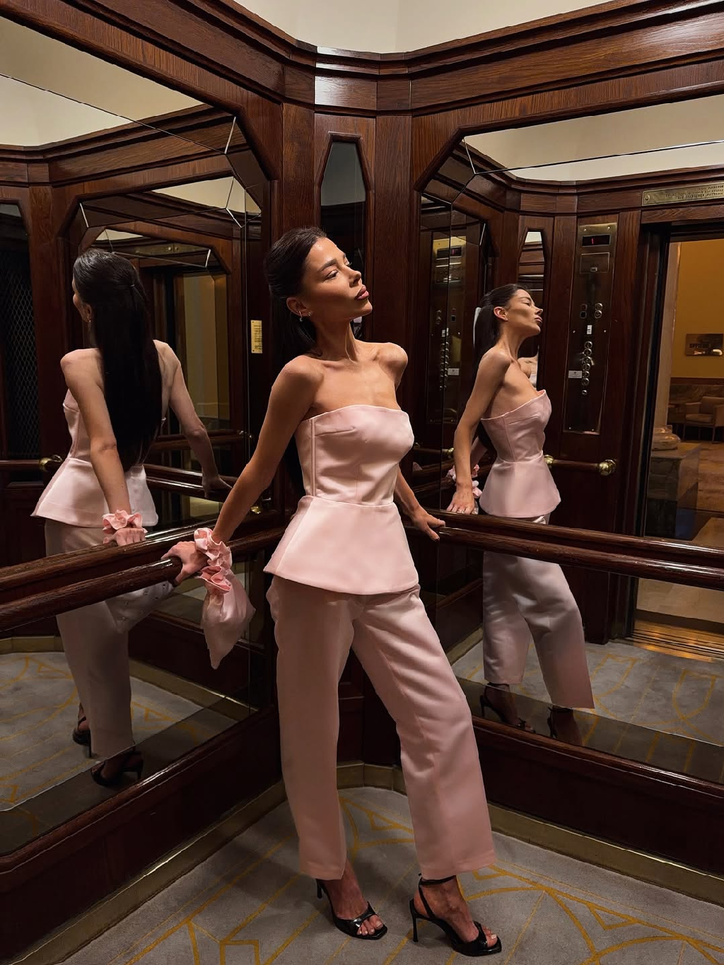 Для особенного момента 💫

Роскошный образ состоящий из корсетного топ с открытыми плечами и брюк из плотного атласа.

Комплект доступен на сайте matu.me