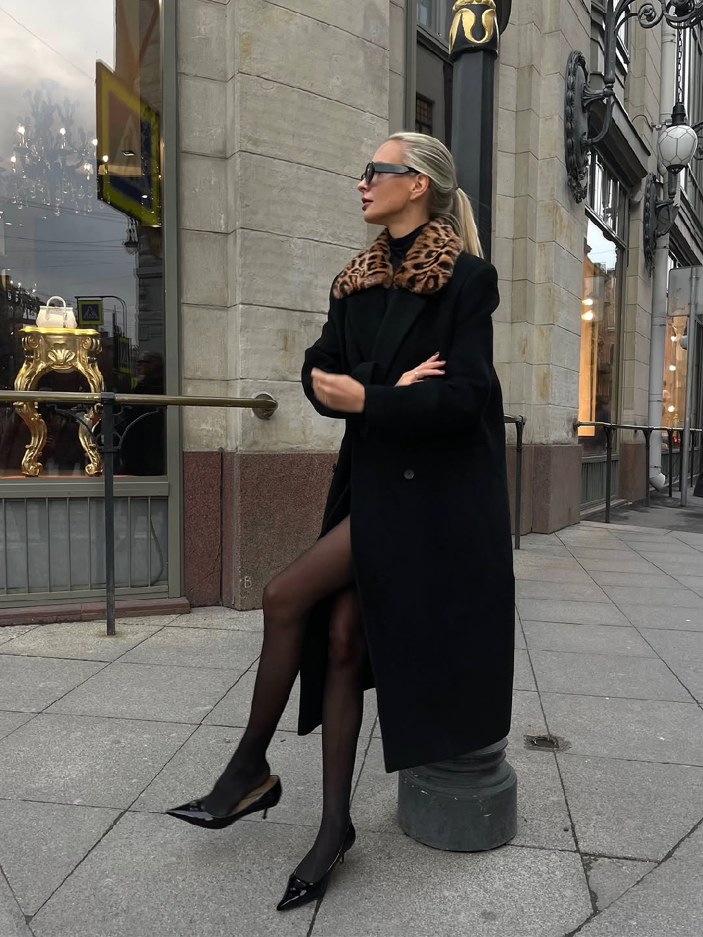 Легкая роскошь и практичность в одном пальто 💫

Пальто-трансформер со съемным леопардовым воротником из эко-меха — это ваша двойная порция уверенности: сегодня — строгая элегантность, завтра — дерзкая, запоминающаяся женственность.

50% шерсти и утепленная стеганая подкладка гарантируют тепло даже в холодные дни, а съемный воротник дает свободу играть образом в любом настроении.