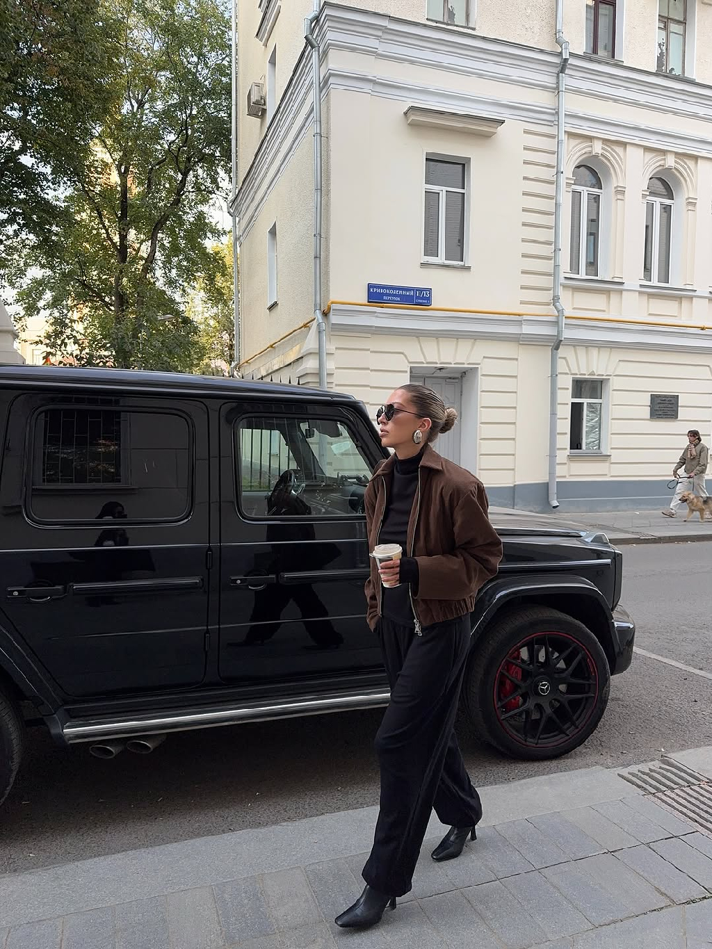 Женственность в каждой линии 🖤

Мягкий трикотаж, топ с горлом, расслабленные шаровары и акцентные митенки. Осень может быть и комфортной, и соблазнительной.

Капсула IN&OUT на сайте matu.me