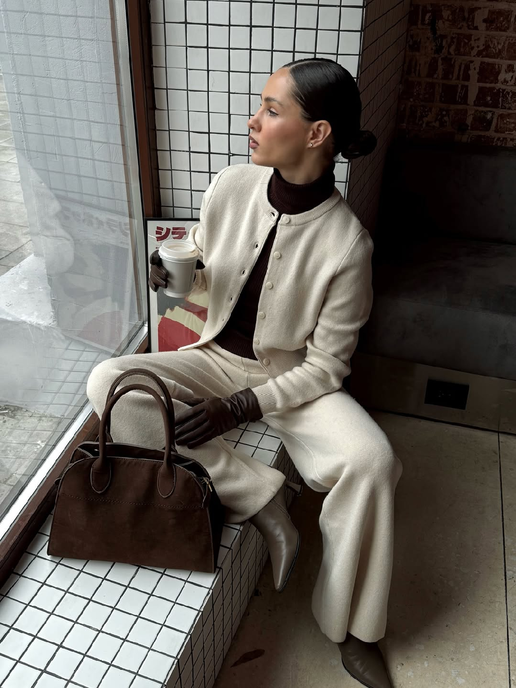 Мягкий трикотаж с шерстью и кашемиром обнимает, словно тёплый плед, а продуманный силуэт придаёт лёгкость и уверенность каждому движению.

Кардиган подчёркивает фигуру, оставаясь невероятно комфортным, а прямые брюки струятся мягкими линиями, создавая женственный и элегантный образ.