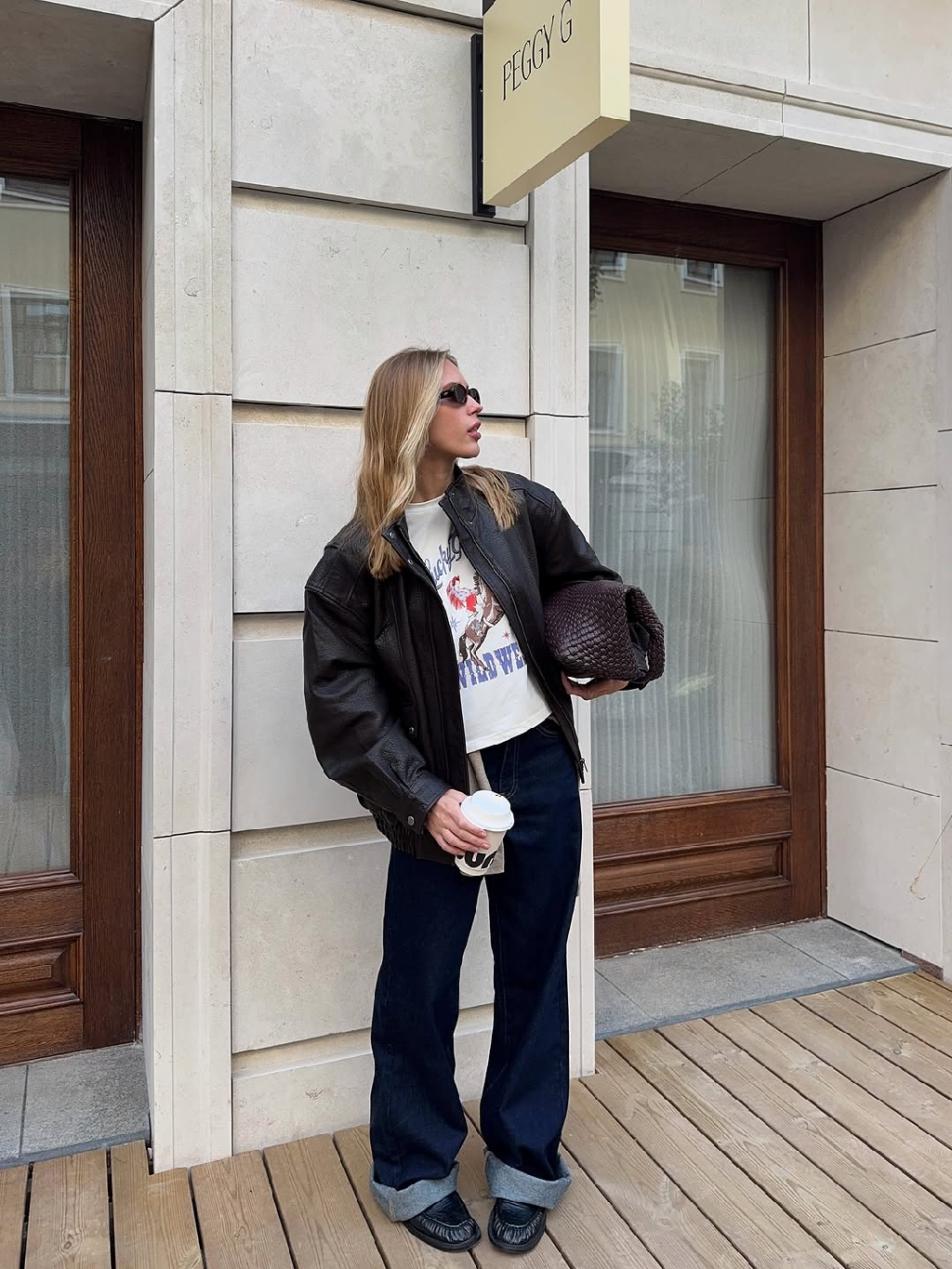 Четкий силуэт и безупречная база 🙌🏼
Джинсы «SOHO» в паре с натуральной кожаной курткой «ESPRESSO» создают образ, который легко стилизовать и днем, и вечером.